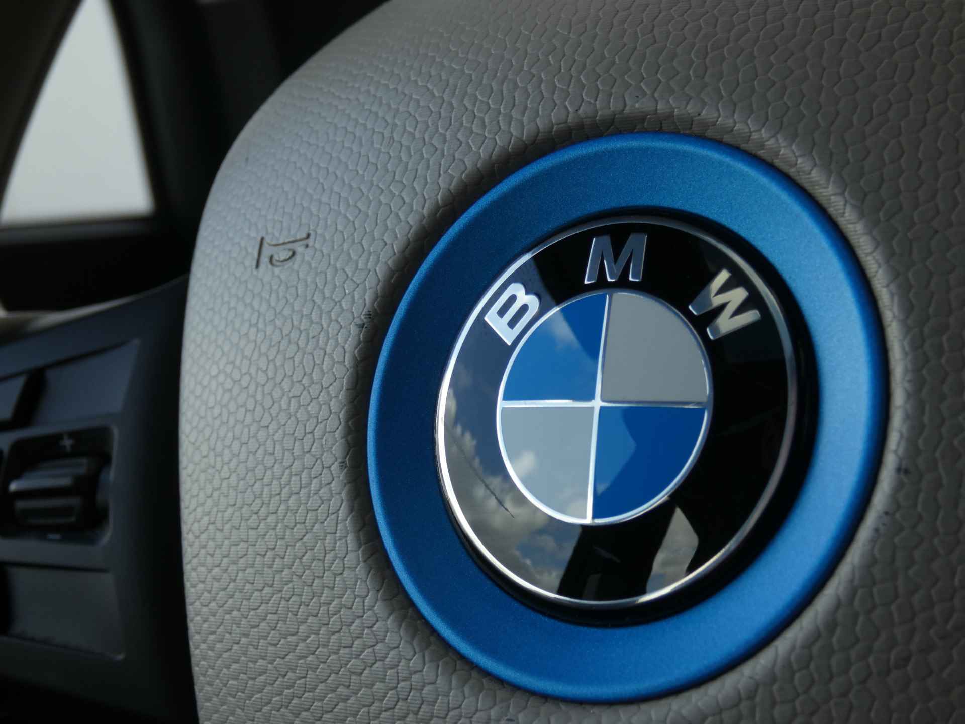 BMW i3 Comfort 22 kWh | Schuif-kanteldak | Stoelverwarming | Navigatie | Org. Nederlands - 53/57