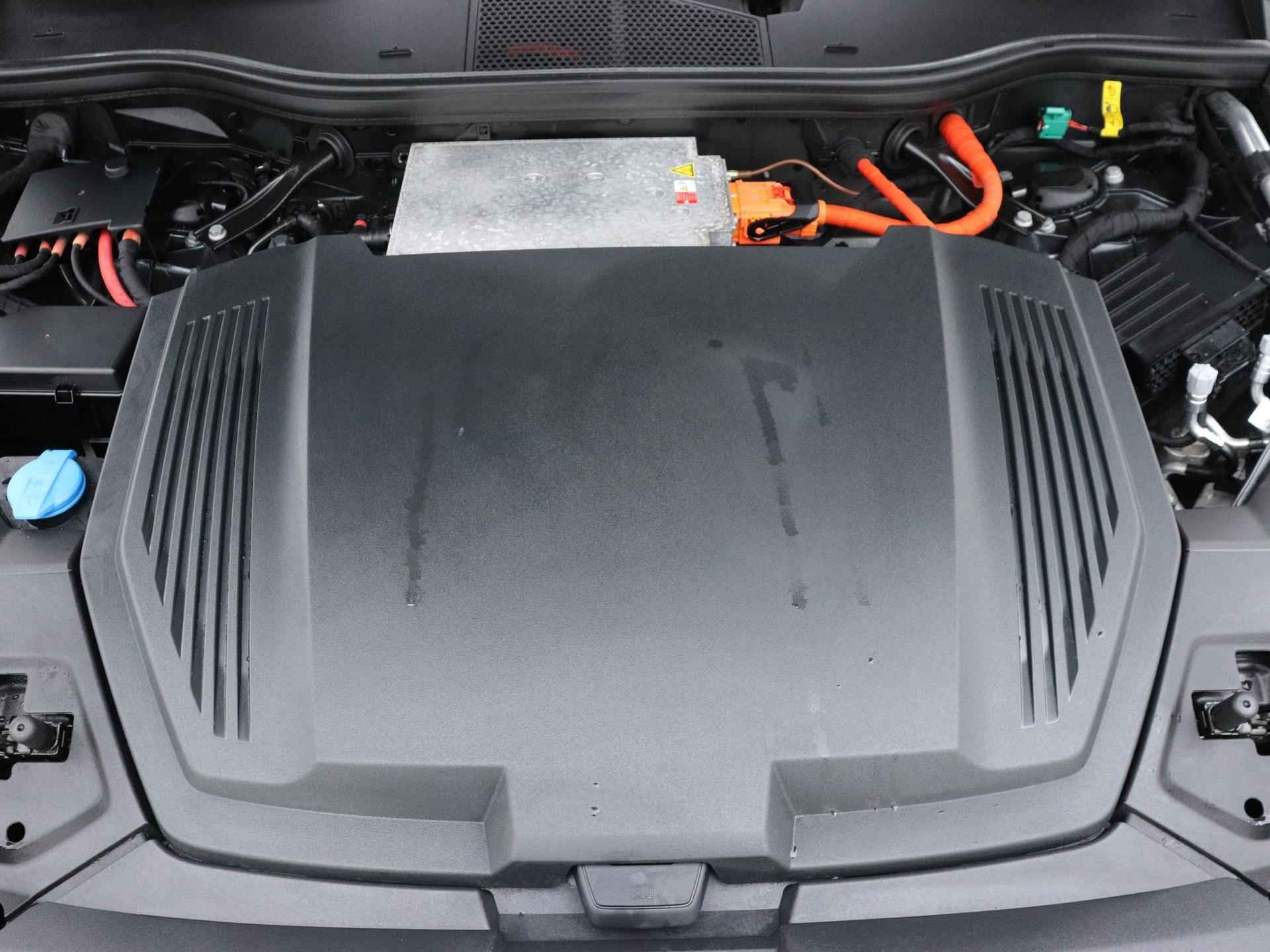 Audi e-tron e-tron 50 quattro Launch edition plus 71 kWh 313 PK | Automaat | Navigatie | Trekhaak | Panoramadak | Stoelverwarming | Parkeersensoren | Leder interieur | Adaptive cruise control | Lichtmetalen velgen | - 21/24