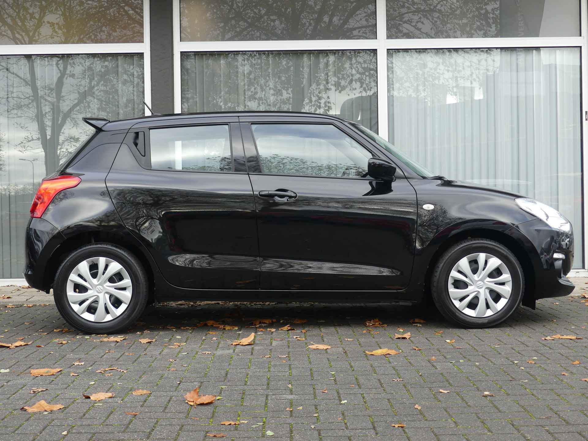 Suzuki Swift 1.2 Comfort Smart Hybrid 1e Eigenaar, Dakspoiler, Airco, Buetooth - 3/26