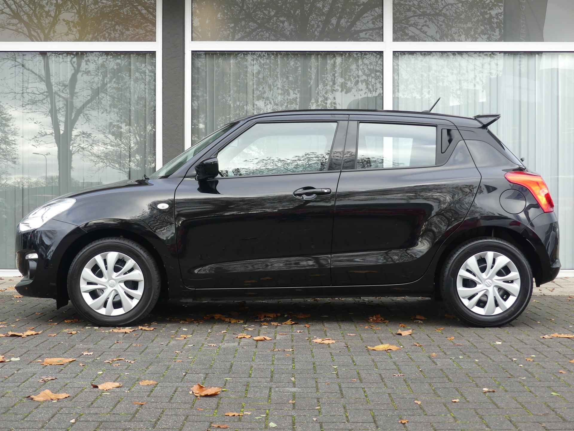 Suzuki Swift 1.2 Comfort Smart Hybrid 1e Eigenaar, Dakspoiler, Airco, Buetooth - 4/26