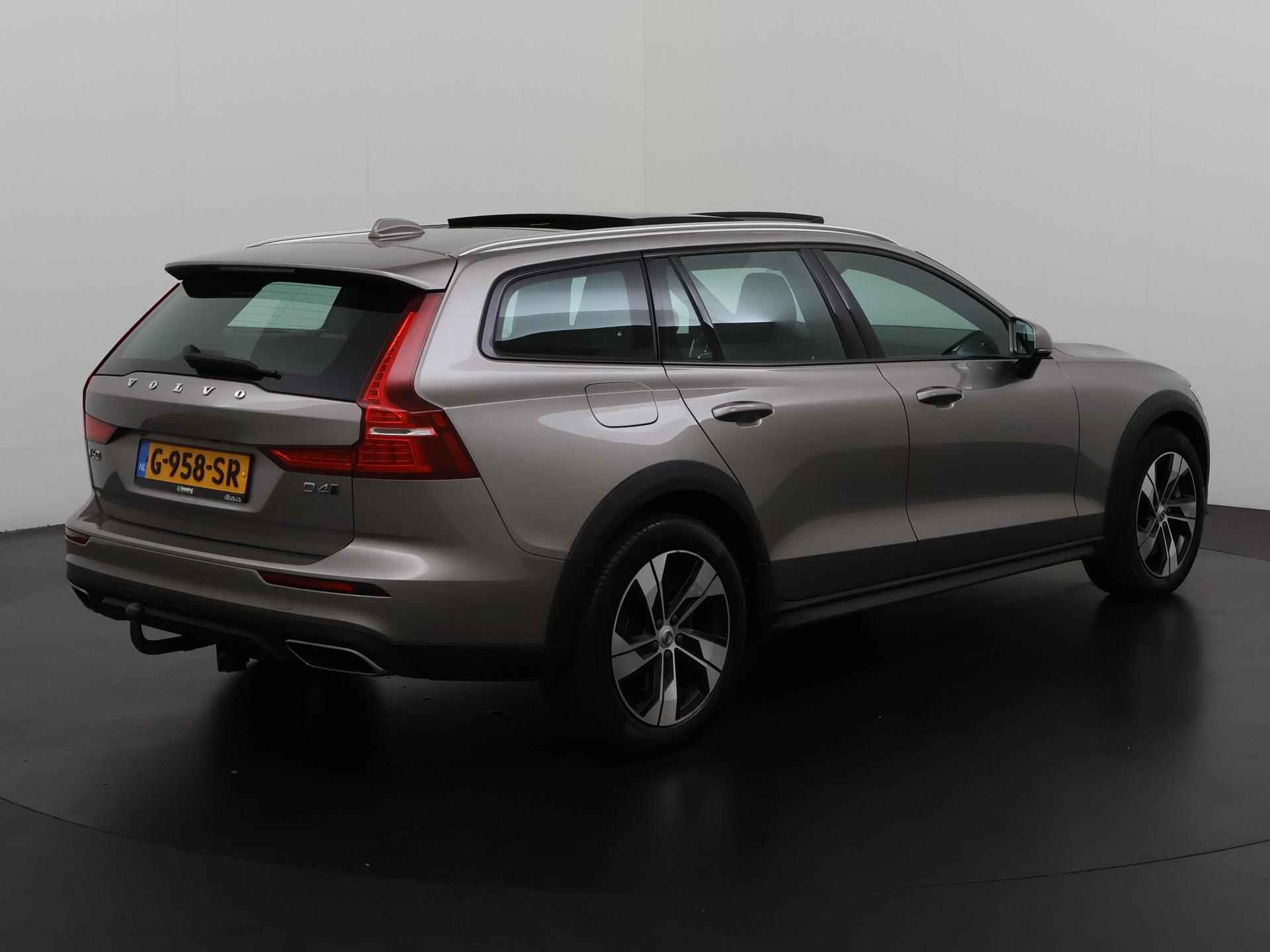 Volvo V60 Cross Country 2.0 D4 AWD Intro Edition | Trekhaak | Panoramadak | 360 Camera | Zondag Open! - 4/45