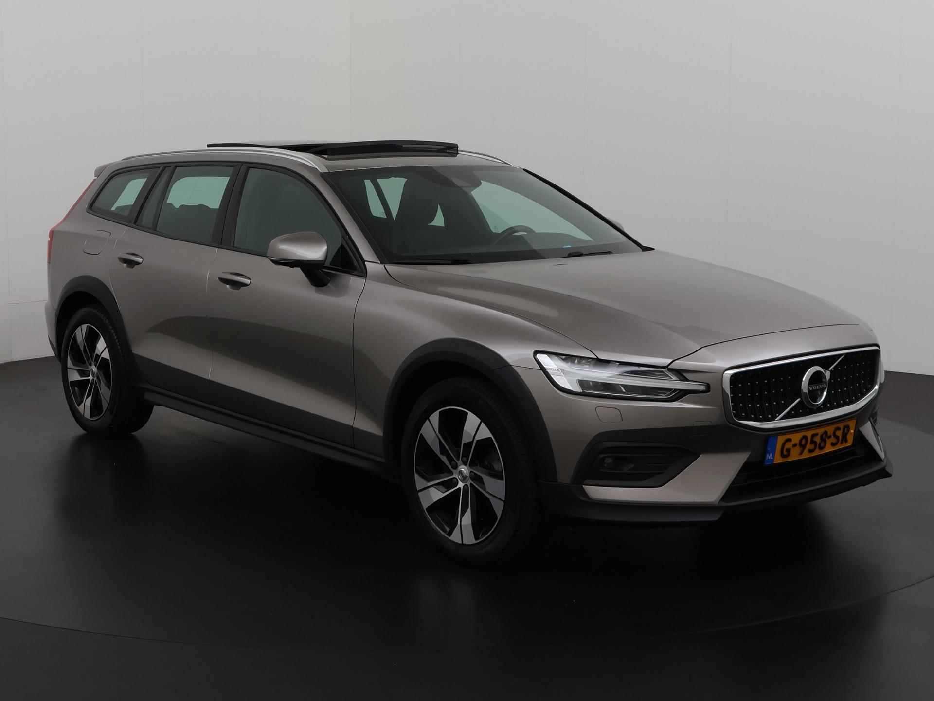 Volvo V60 Cross Country 2.0 D4 AWD Intro Edition | Trekhaak | Panoramadak | 360 Camera | Zondag Open! - 29/45