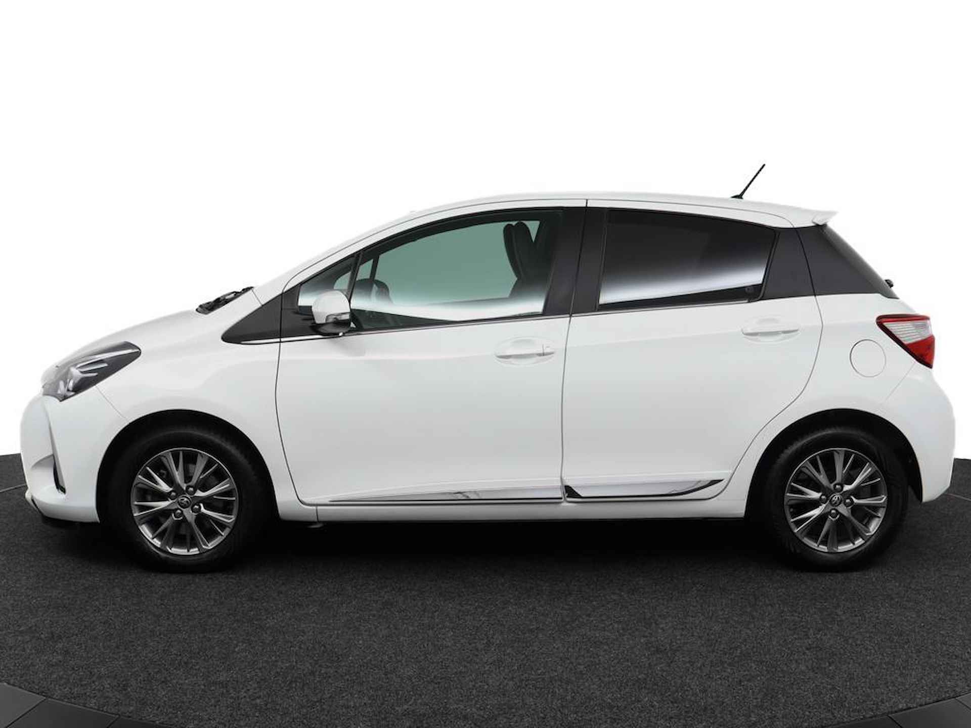 Toyota Yaris 1.5 VVT-i Executive | Navigatie | Trekhaak | Cruise-Control | - 3/49