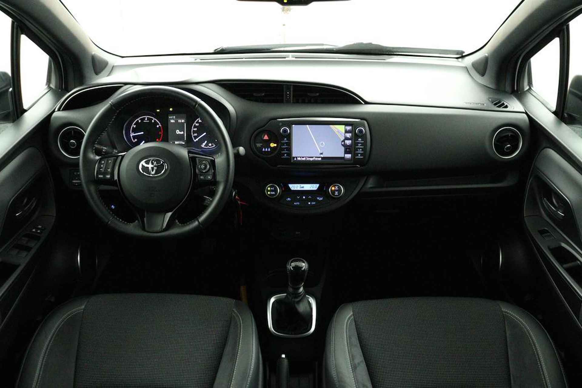 Toyota Yaris 1.5 VVT-i Executive | Navigatie | Trekhaak | Cruise-Control | - 4/49