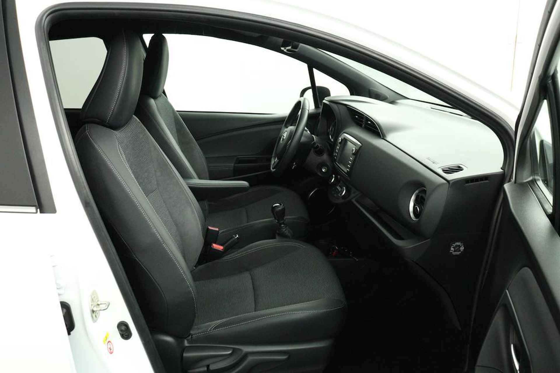 Toyota Yaris 1.5 VVT-i Executive | Navigatie | Trekhaak | Cruise-Control | - 21/49