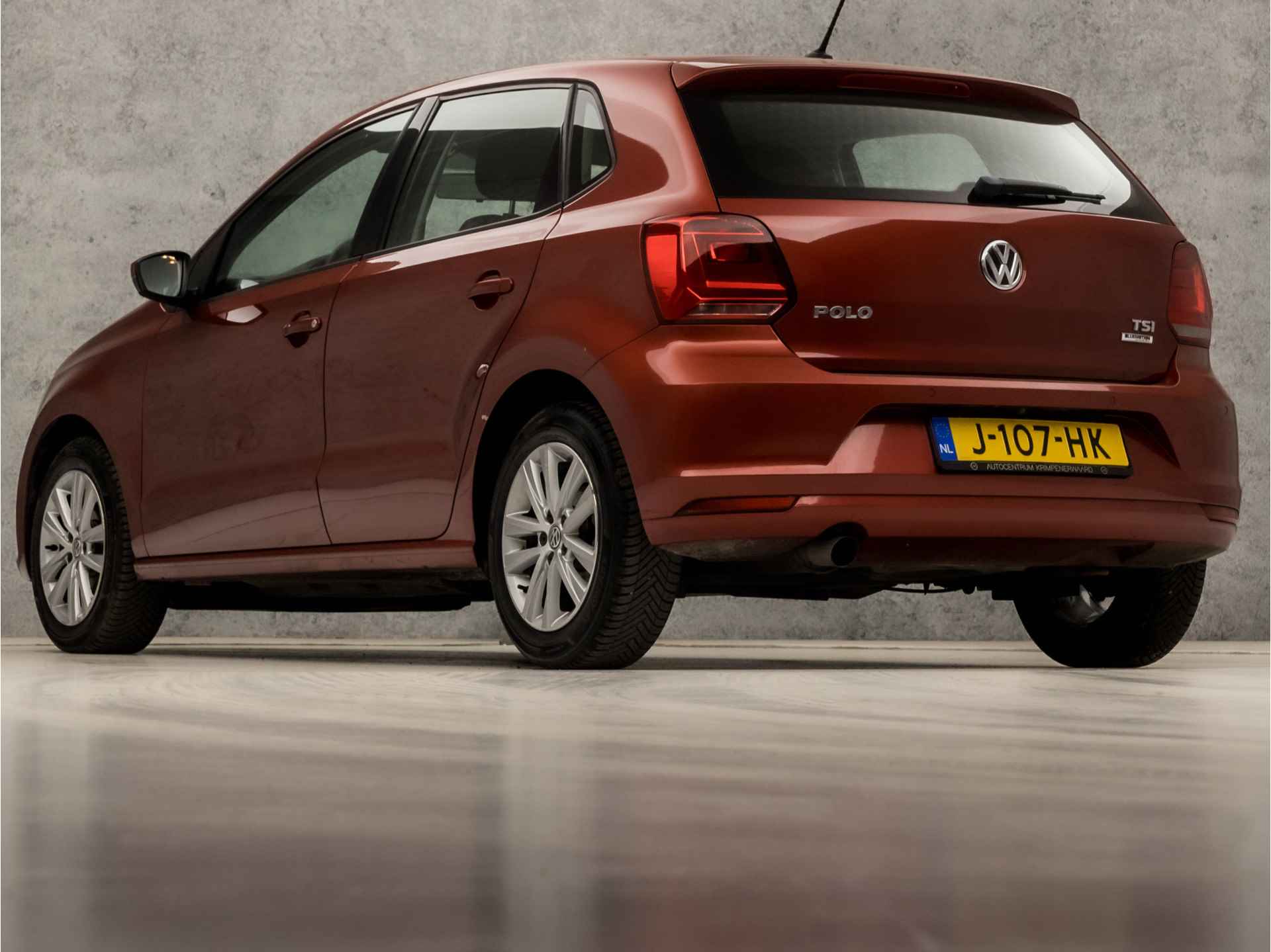 Volkswagen Polo 1.2 TSI Highline Automaat (CAMERA, STOELVERWARMING, ARMSTEUN, SPORTSTOELEN, LM VELGEN, CRUISE, PARKEERSENSOREN, NIEUWE APK, NIEUWSTAAT) - 3/32