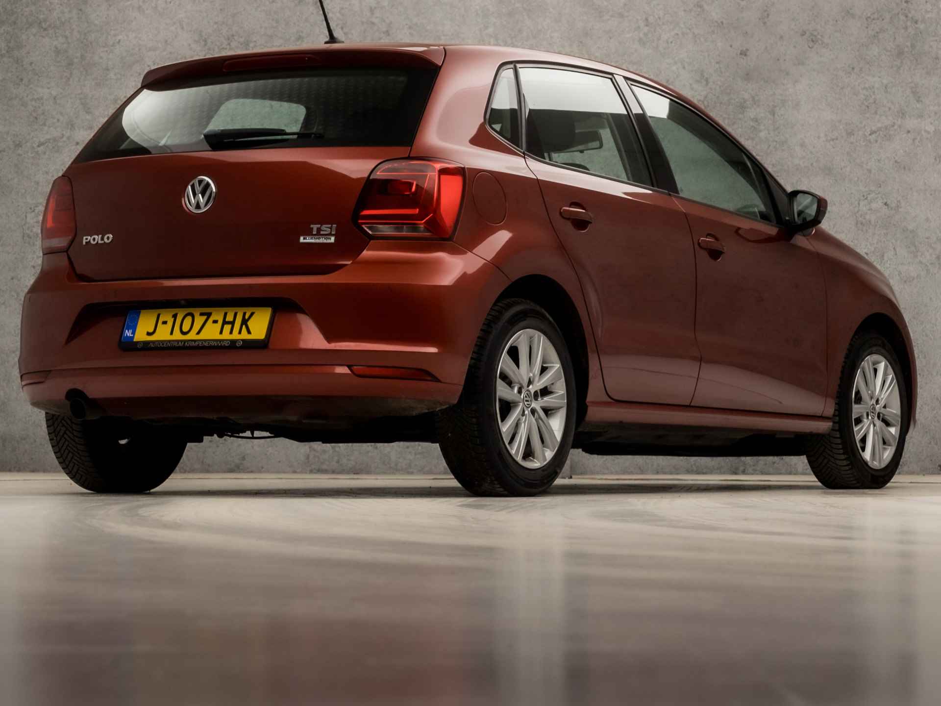 Volkswagen Polo 1.2 TSI Highline Automaat (CAMERA, STOELVERWARMING, ARMSTEUN, SPORTSTOELEN, LM VELGEN, CRUISE, PARKEERSENSOREN, NIEUWE APK, NIEUWSTAAT) - 5/32