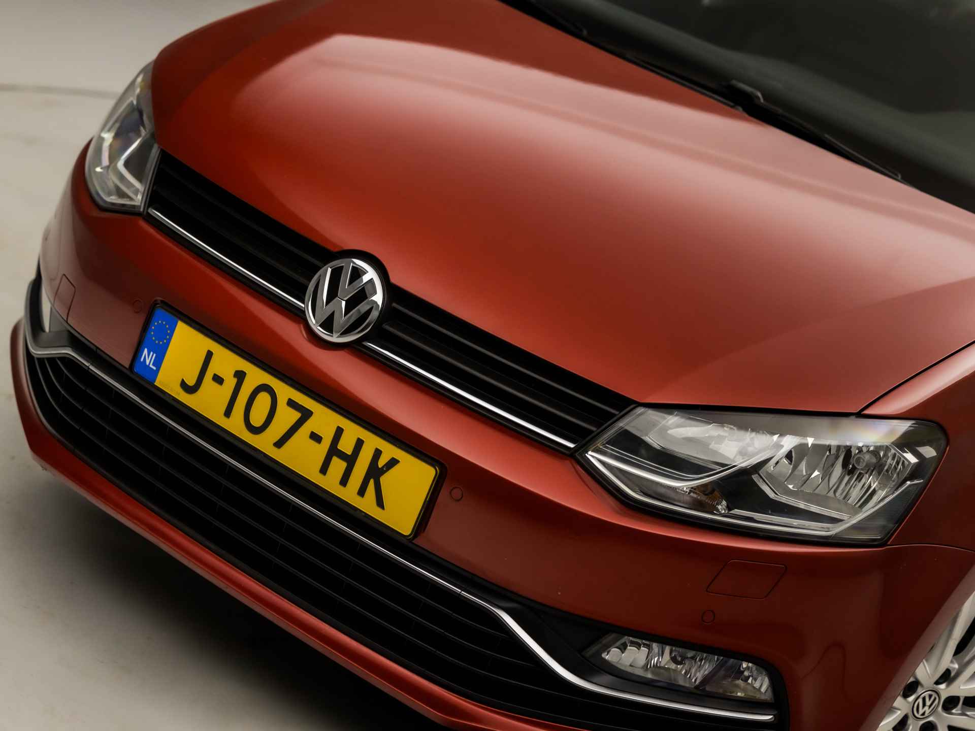 Volkswagen Polo 1.2 TSI Highline Automaat (CAMERA, STOELVERWARMING, ARMSTEUN, SPORTSTOELEN, LM VELGEN, CRUISE, PARKEERSENSOREN, NIEUWE APK, NIEUWSTAAT) - 29/32