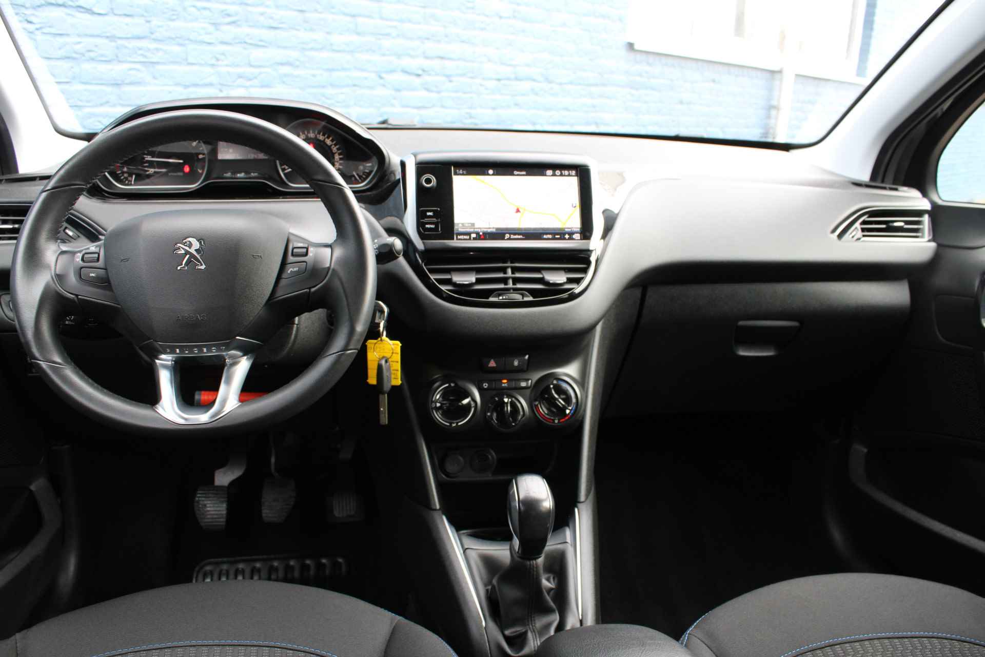 Peugeot 208 5drs 1.2 PureTech Signature | Navigatie | Lichtmetaal | Spoiler | All season | Bluetooth | - 16/32