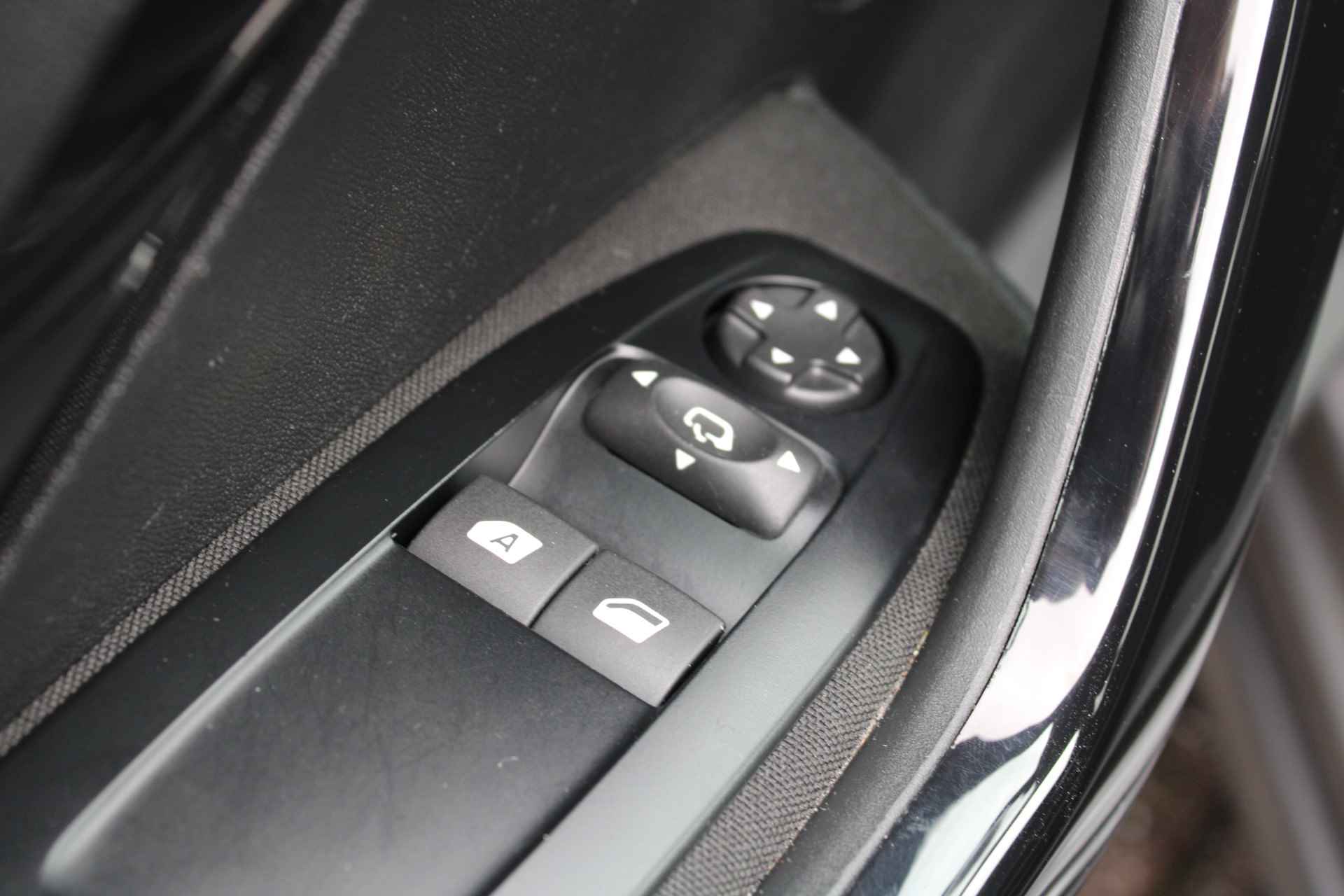 Peugeot 208 5drs 1.2 PureTech Signature | Navigatie | Lichtmetaal | Spoiler | All season | Bluetooth | - 17/32