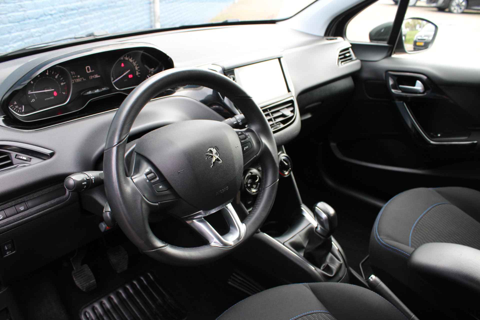 Peugeot 208 5drs 1.2 PureTech Signature | Navigatie | Lichtmetaal | Spoiler | All season | Bluetooth | - 19/32