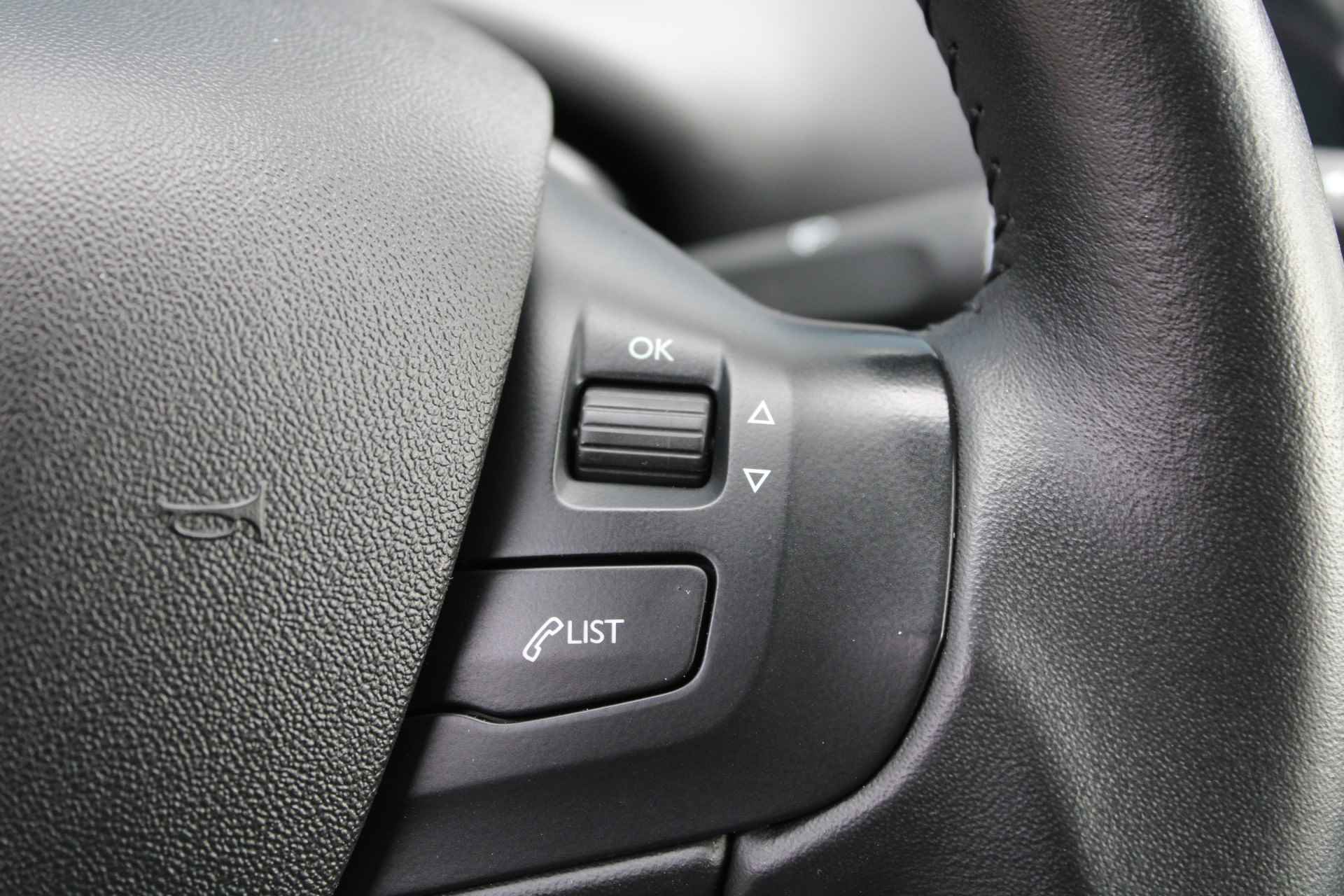 Peugeot 208 5drs 1.2 PureTech Signature | Navigatie | Lichtmetaal | Spoiler | All season | Bluetooth | - 26/32