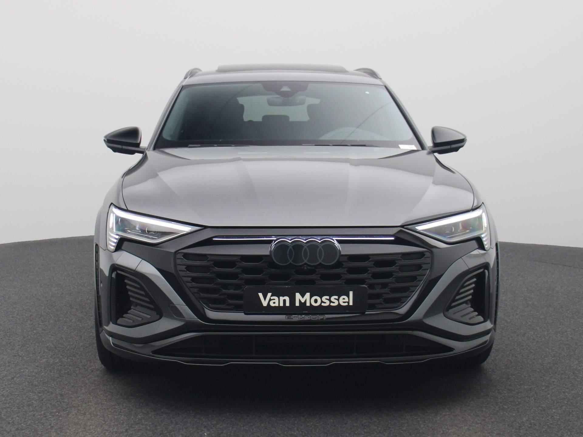 Audi Q8 e-tron S quattro SQ8 115 kWh 503 PK | S-line | Automaat | Navigatie | 360 Camera | Panoramadak | Trekhaak | Adaptive Cruise Control | Climate Control | Stoelverwarming | Virtual Cockpit | LED Matrix | Lichtmetalen velgen | Privacy glass | - 4/58