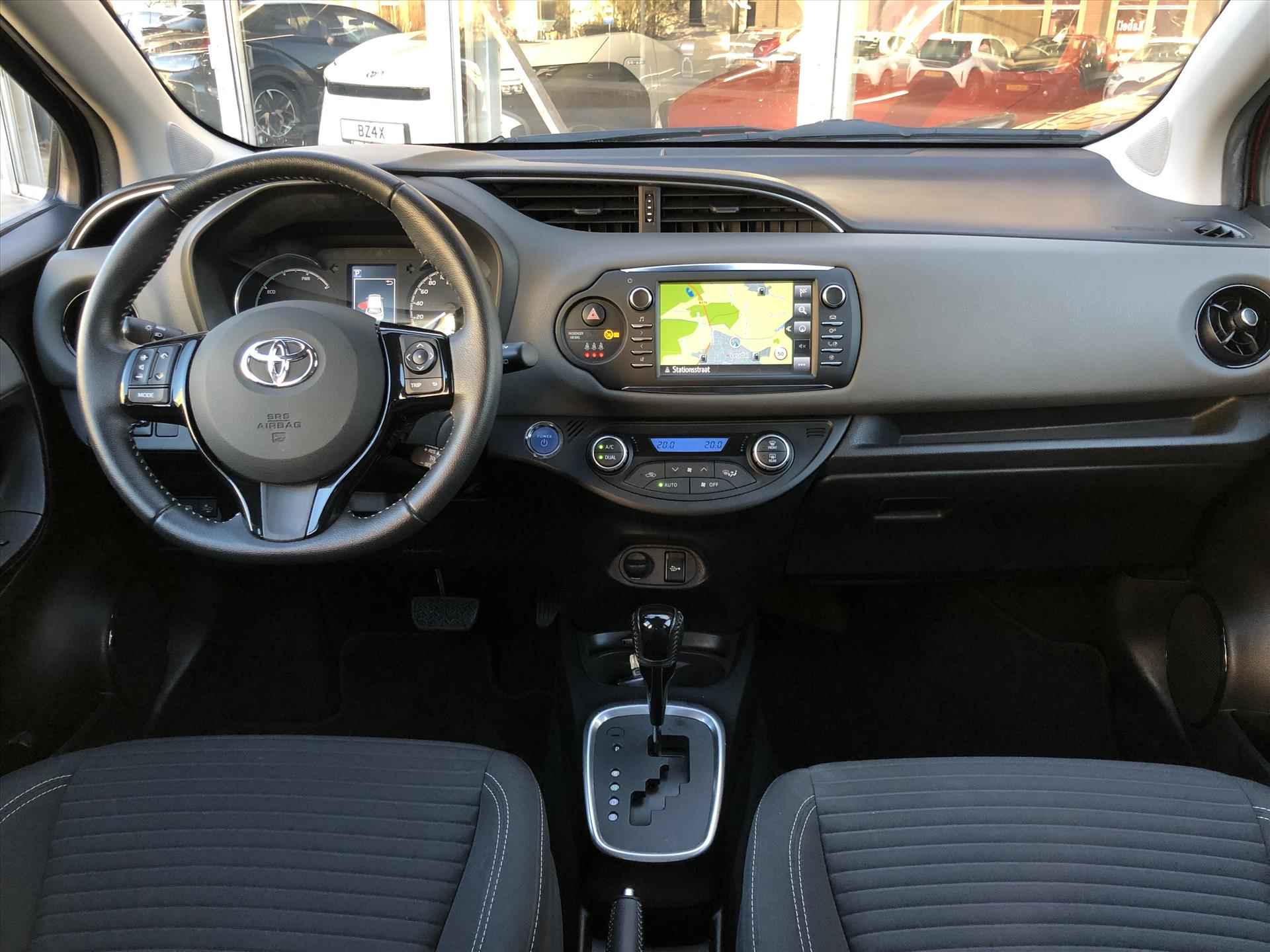 Toyota Yaris 1.5 Hybrid Dynamic | Navigatie, Lichtmetalen velgen, DAB, Keyless, Parkeercamera, Parelmoer rood, Privacy Glass - 16/39