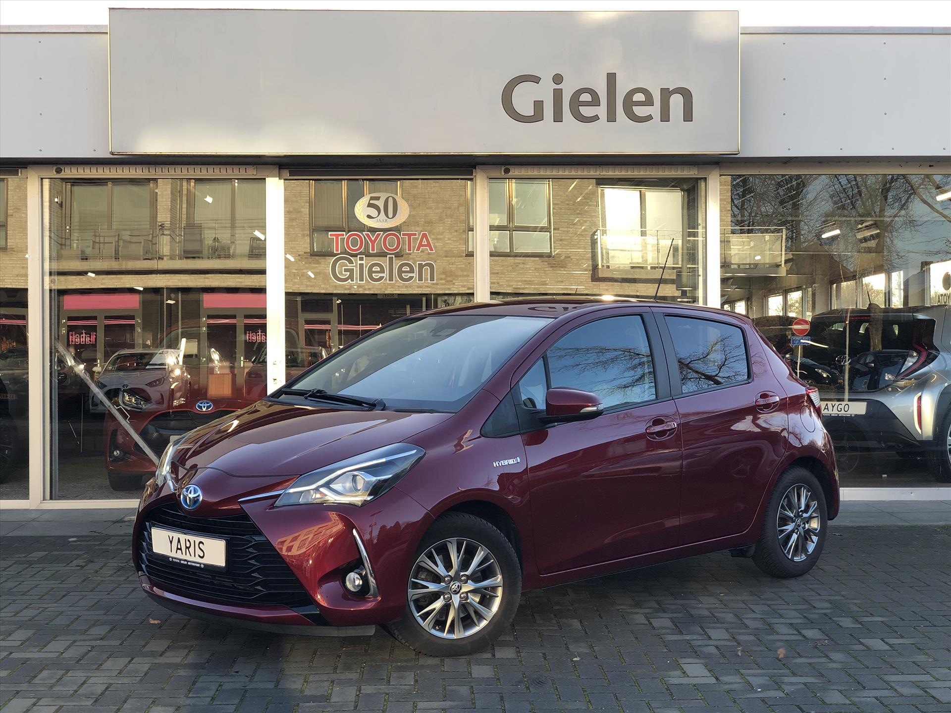 Toyota Yaris 1.5 Hybrid Dynamic | Navigatie, Lichtmetalen velgen, DAB, Keyless, Parkeercamera, Parelmoer rood, Privacy Glass