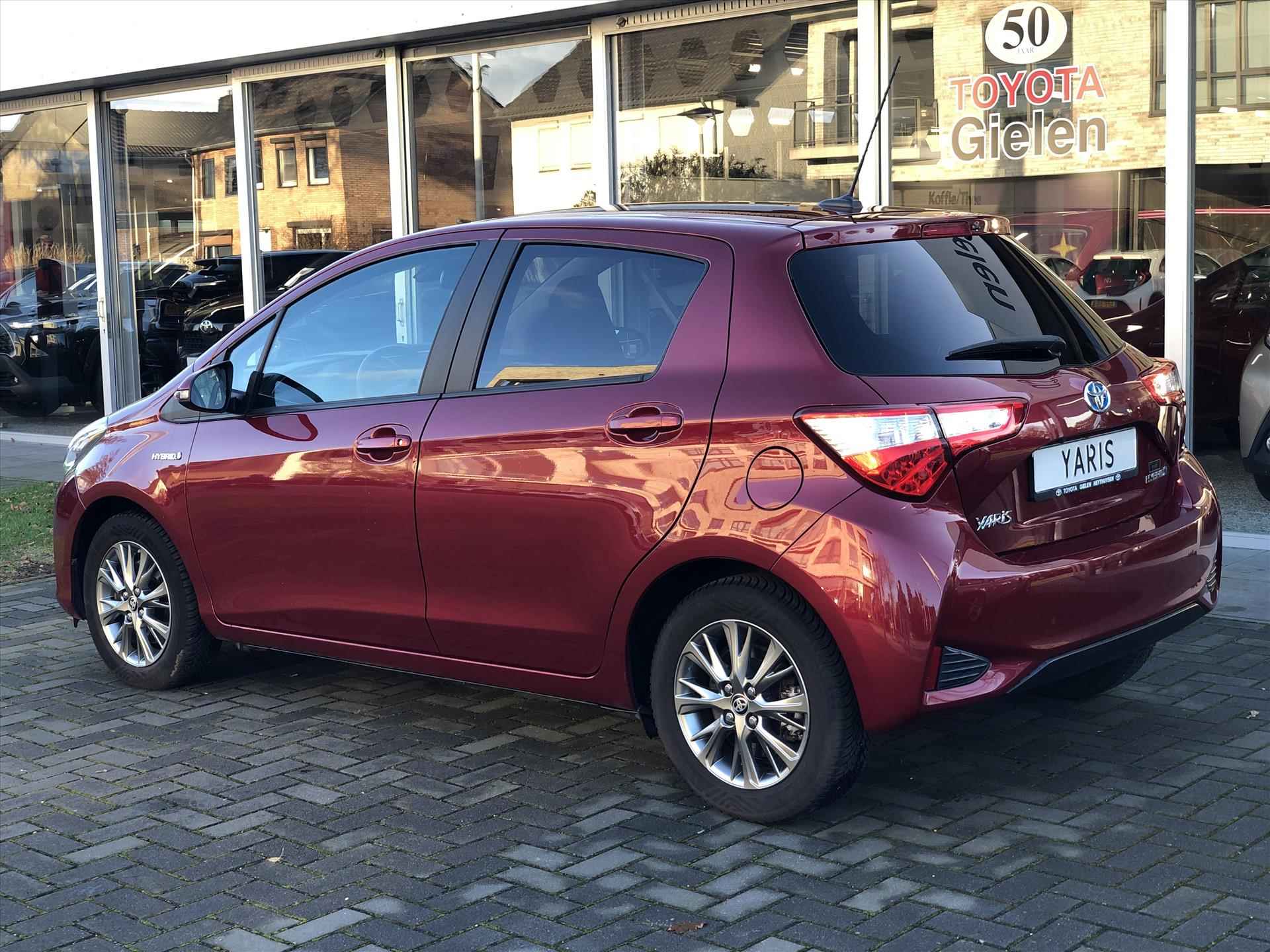 Toyota Yaris 1.5 Hybrid Dynamic | Navigatie, Lichtmetalen velgen, DAB, Keyless, Parkeercamera, Parelmoer rood, Privacy Glass - 4/39