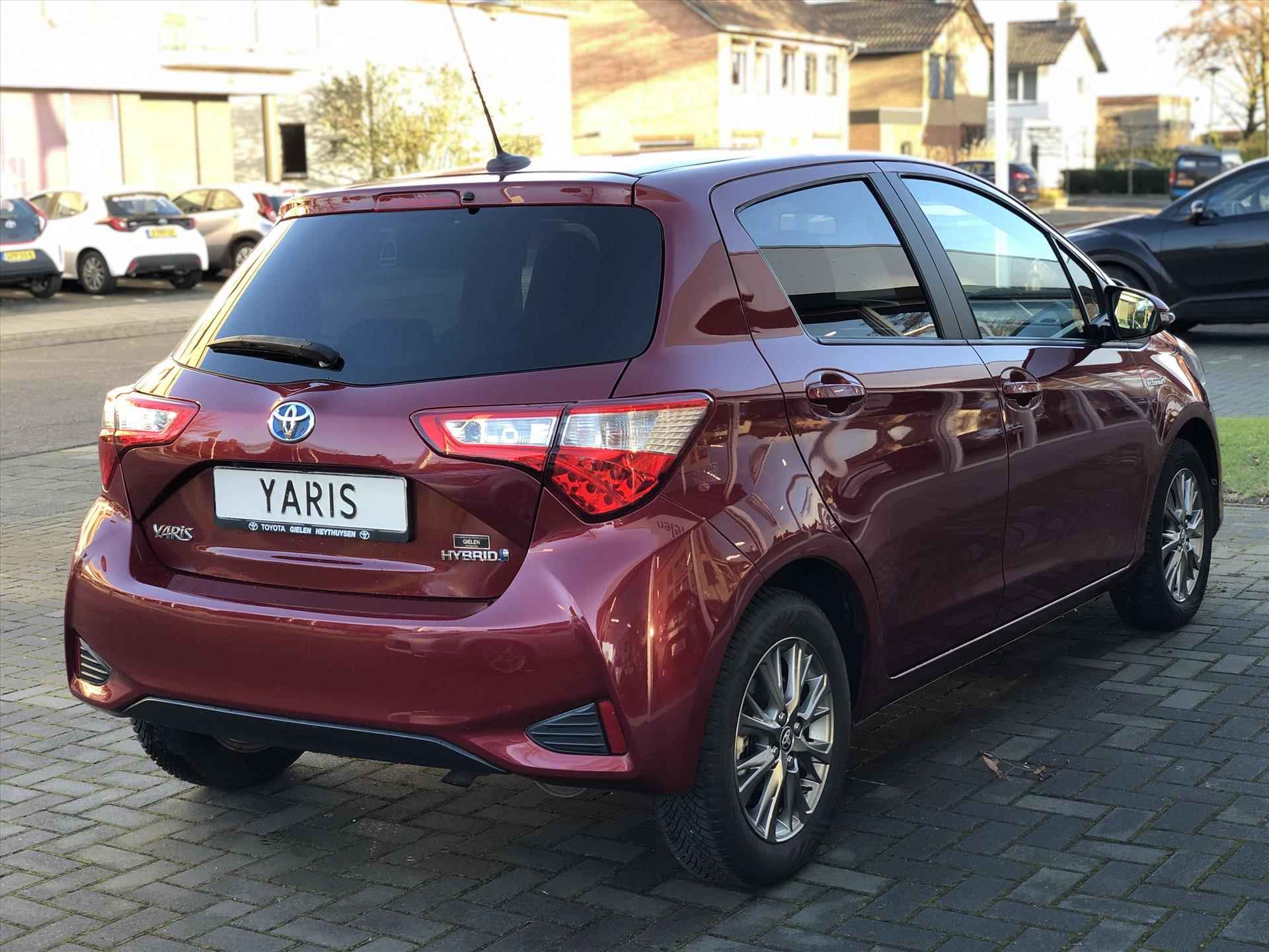 Toyota Yaris 1.5 Hybrid Dynamic | Navigatie, Lichtmetalen velgen, DAB, Keyless, Parkeercamera, Parelmoer rood, Privacy Glass - 8/39