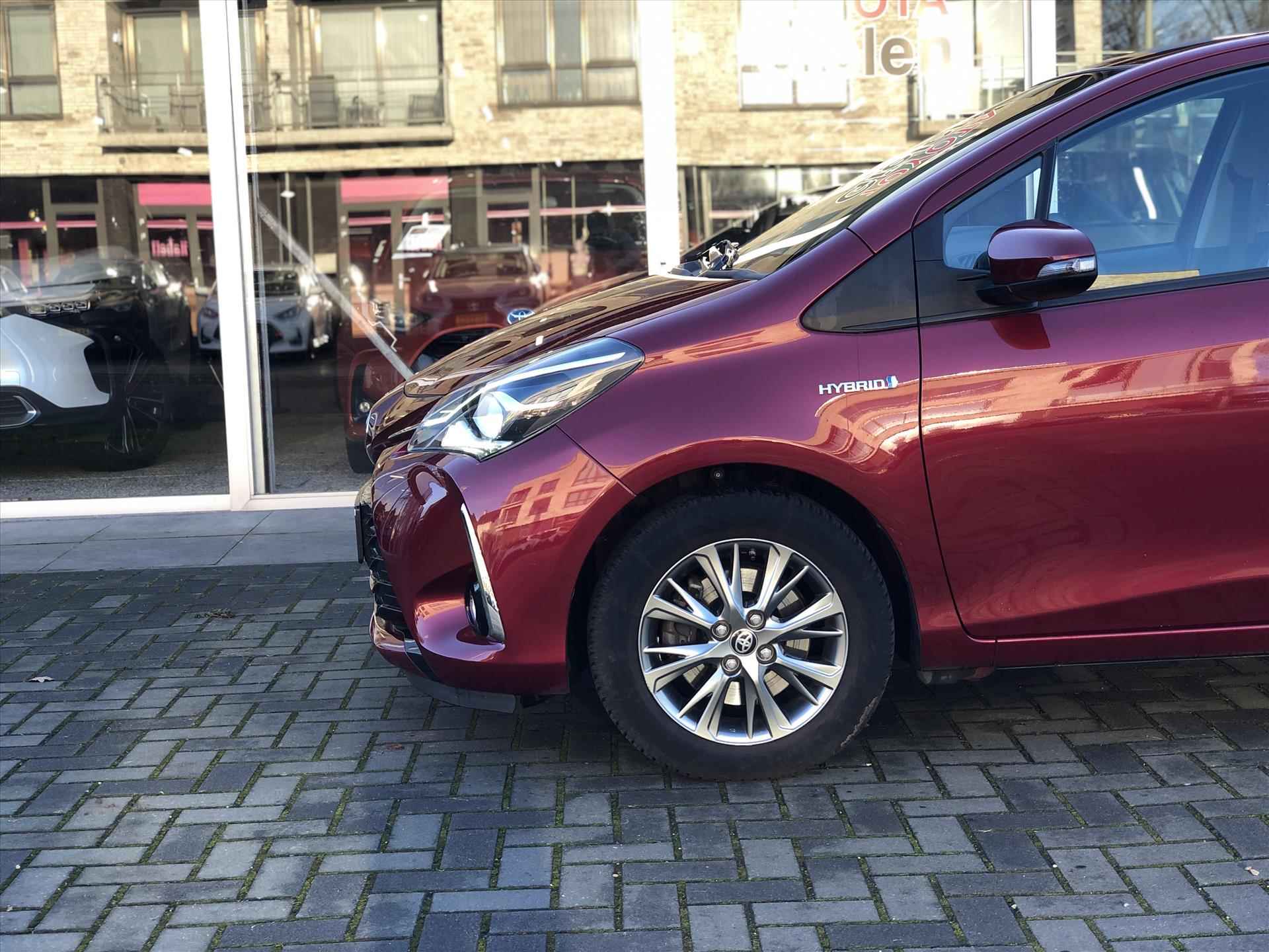 Toyota Yaris 1.5 Hybrid Dynamic | Navigatie, Lichtmetalen velgen, DAB, Keyless, Parkeercamera, Parelmoer rood, Privacy Glass - 11/39