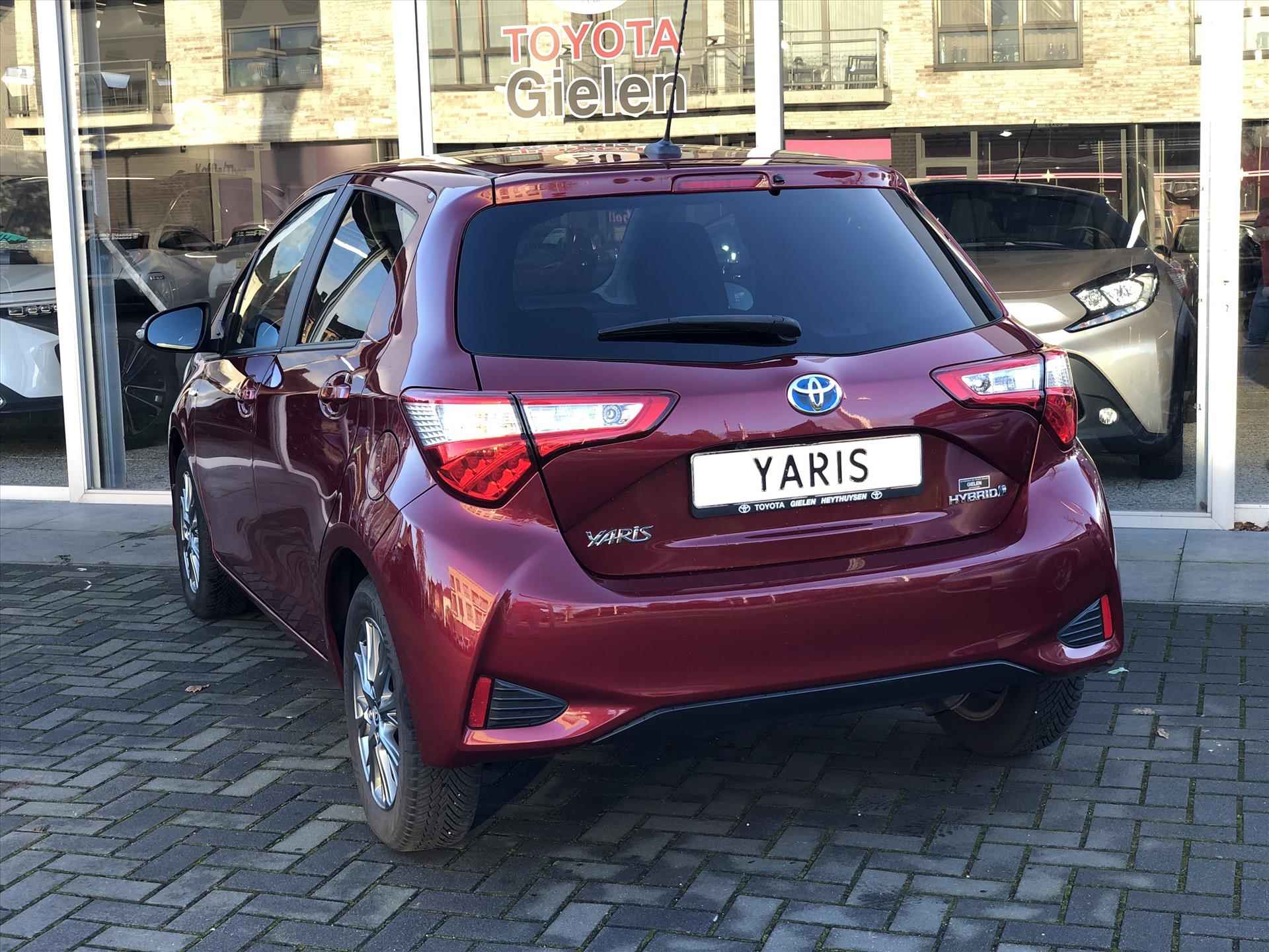 Toyota Yaris 1.5 Hybrid Dynamic | Navigatie, Lichtmetalen velgen, DAB, Keyless, Parkeercamera, Parelmoer rood, Privacy Glass - 12/39