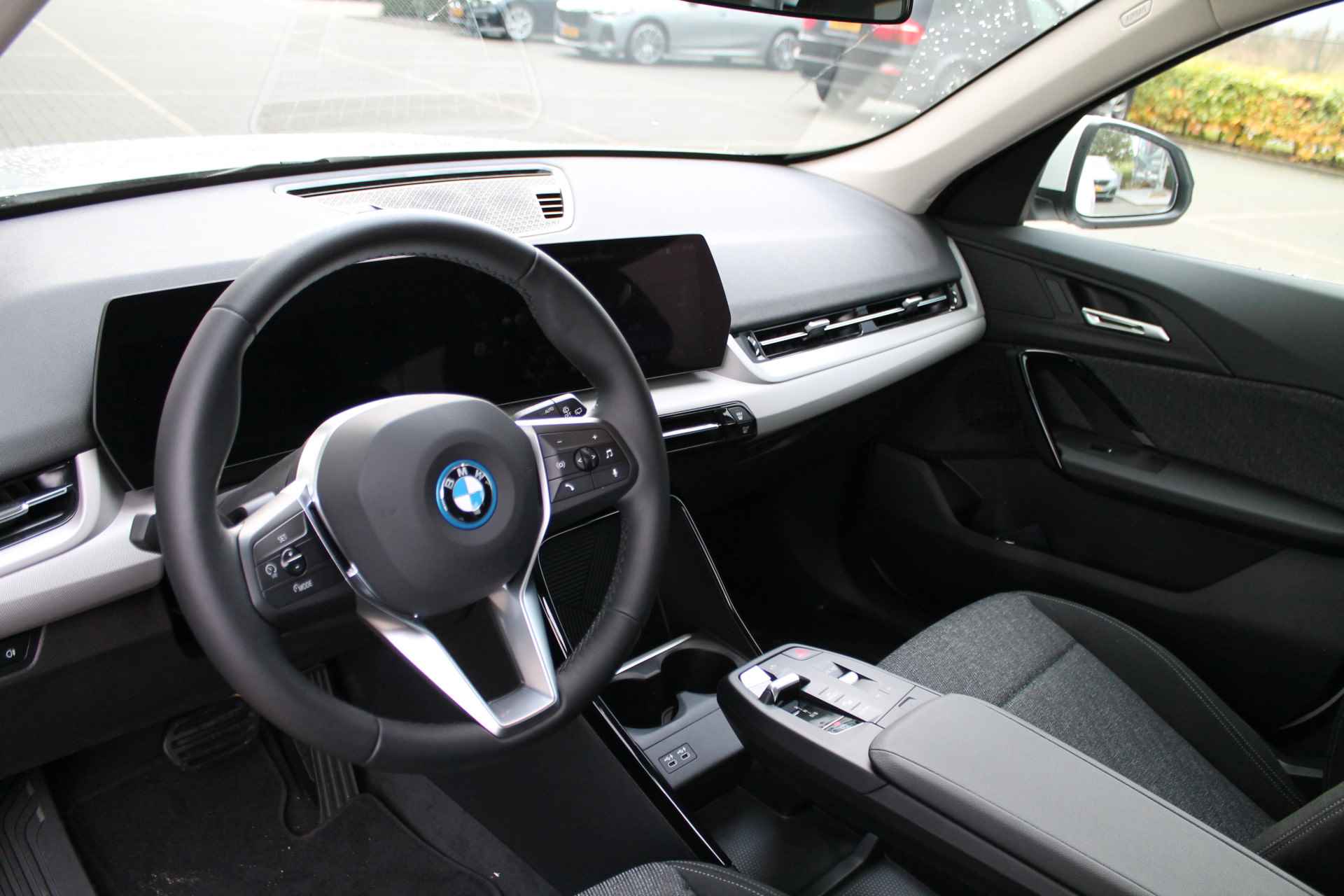 BMW iX1 xDrive30 67 kWh / Adaptief M Onderstel / Parking Assistant / Widescreen Display - 5/20