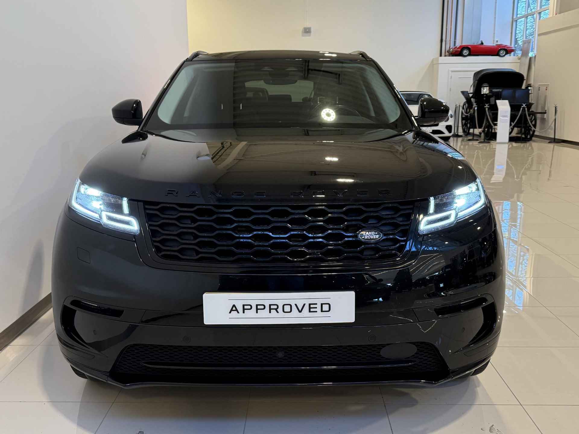 Land Rover Range Rover Velar 2.0 P400e SE | Schuif/Kanteldak | Black Pack | 20 inch Gloss Black | Cold Climate Pack - 5/24