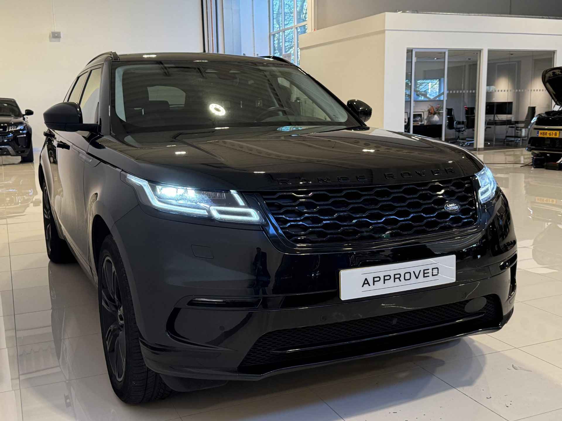 Land Rover Range Rover Velar 2.0 P400e SE | Schuif/Kanteldak | Black Pack | 20 inch Gloss Black | Cold Climate Pack - 3/24