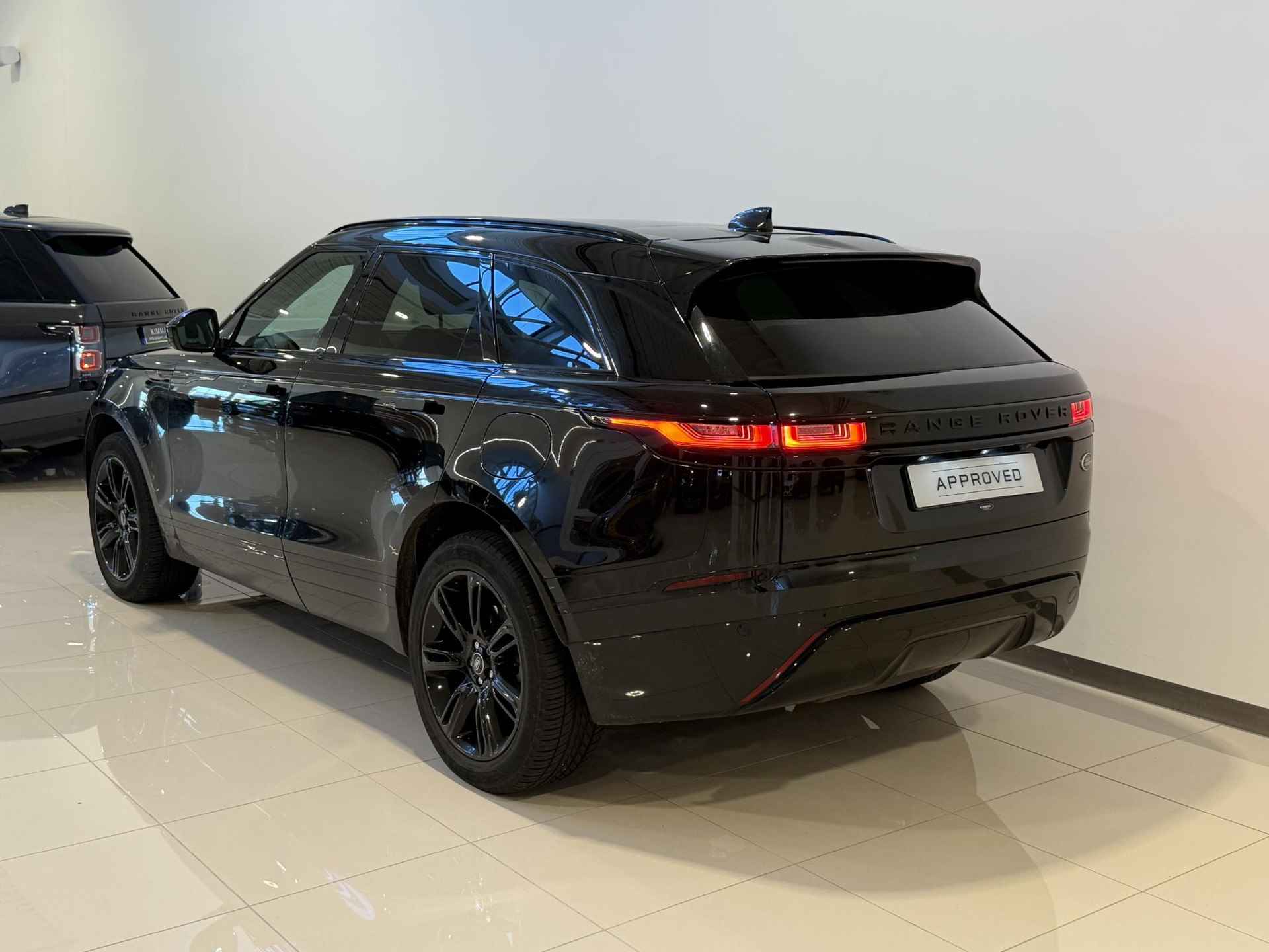 Land Rover Range Rover Velar 2.0 P400e SE | Schuif/Kanteldak | Black Pack | 20 inch Gloss Black | Cold Climate Pack - 4/24