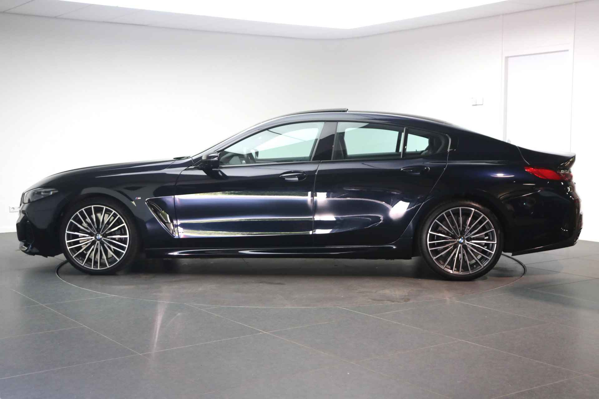 BMW 8 Serie Gran Coupé M850i xDrive High Executive Automaat / Panoramadak / Adaptief M Onderstel Professional / Laserlicht / Bowers & Wilkins / M Sportstoelen / Soft Close / Night Vision - 3/37