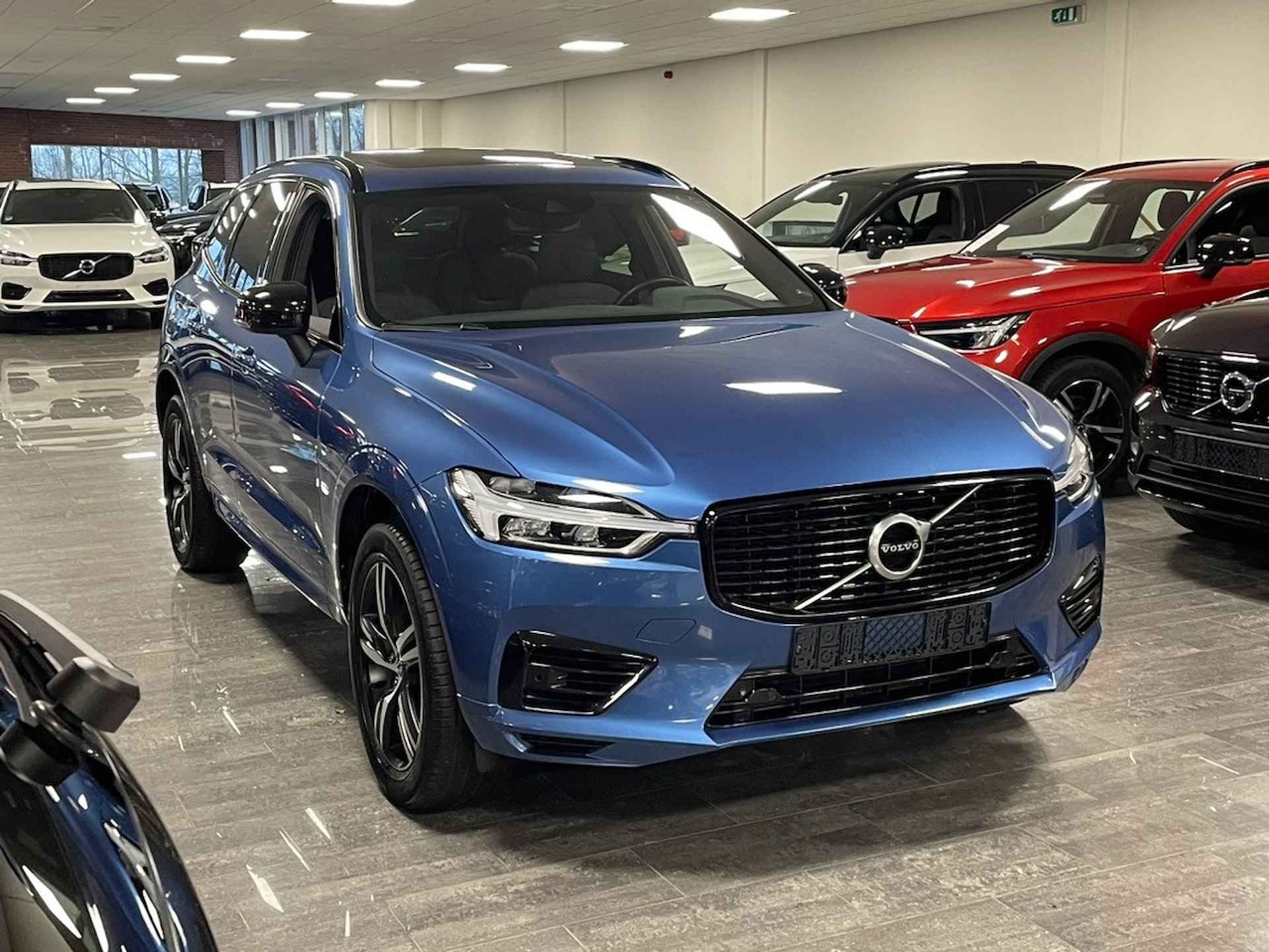 Volvo XC60 T8 AWD Recharge R-Design | Harman Kardon | Stoelverwarming | Standkachel met Volvo On Call App | Parkeercamera | Bestuurdersstoe - 2/30