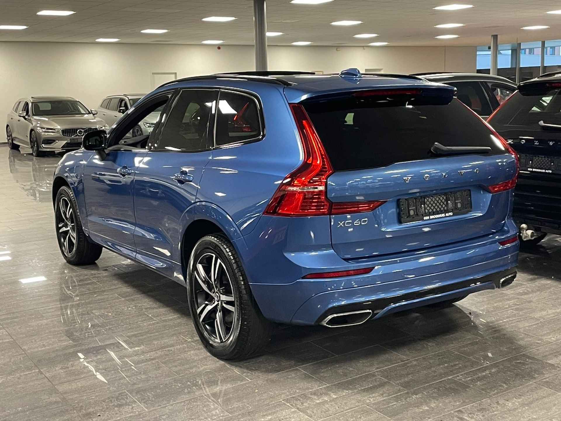 Volvo XC60 T8 AWD Recharge R-Design | Harman Kardon | Stoelverwarming | Standkachel met Volvo On Call App | Parkeercamera | Bestuurdersstoe - 4/30