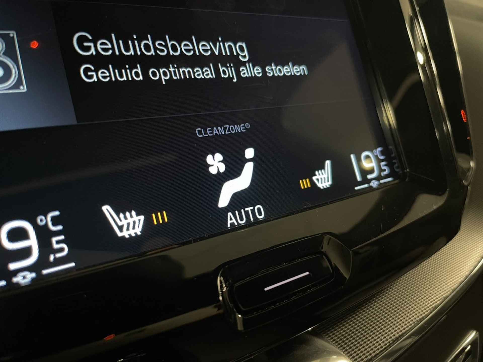 Volvo XC60 T8 AWD Recharge R-Design | Harman Kardon | Stoelverwarming | Standkachel met Volvo On Call App | Parkeercamera | Bestuurdersstoe - 23/30