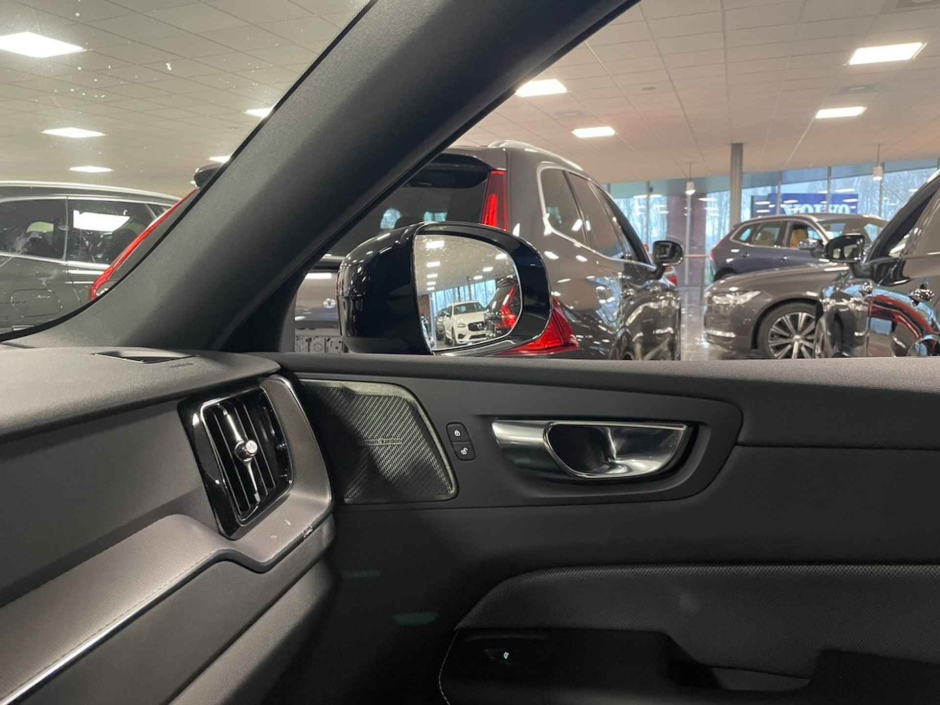 Volvo XC60 T8 AWD Recharge R-Design | Harman Kardon | Stoelverwarming | Standkachel met Volvo On Call App | Parkeercamera | Bestuurdersstoe - 25/30