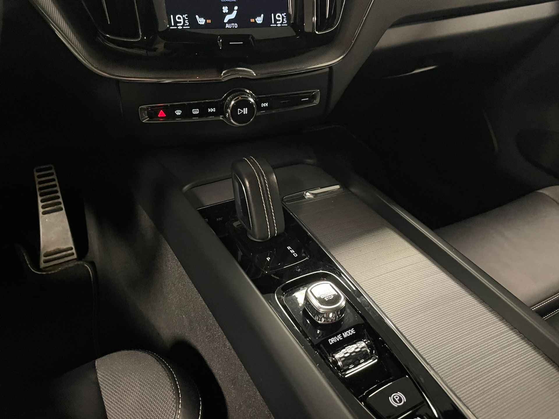 Volvo XC60 T8 AWD Recharge R-Design | Harman Kardon | Stoelverwarming | Standkachel met Volvo On Call App | Parkeercamera | Bestuurdersstoe - 28/30