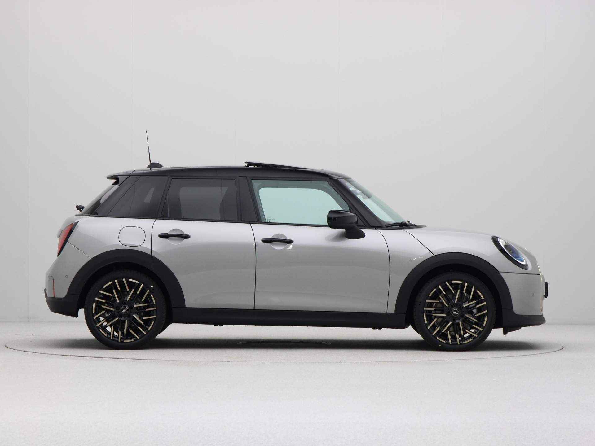 MINI Cooper 5-deurs C Favoured Pakket L PRIVATE LEASE EUR 596,- (48 mnd/10.000 km) - 9/23