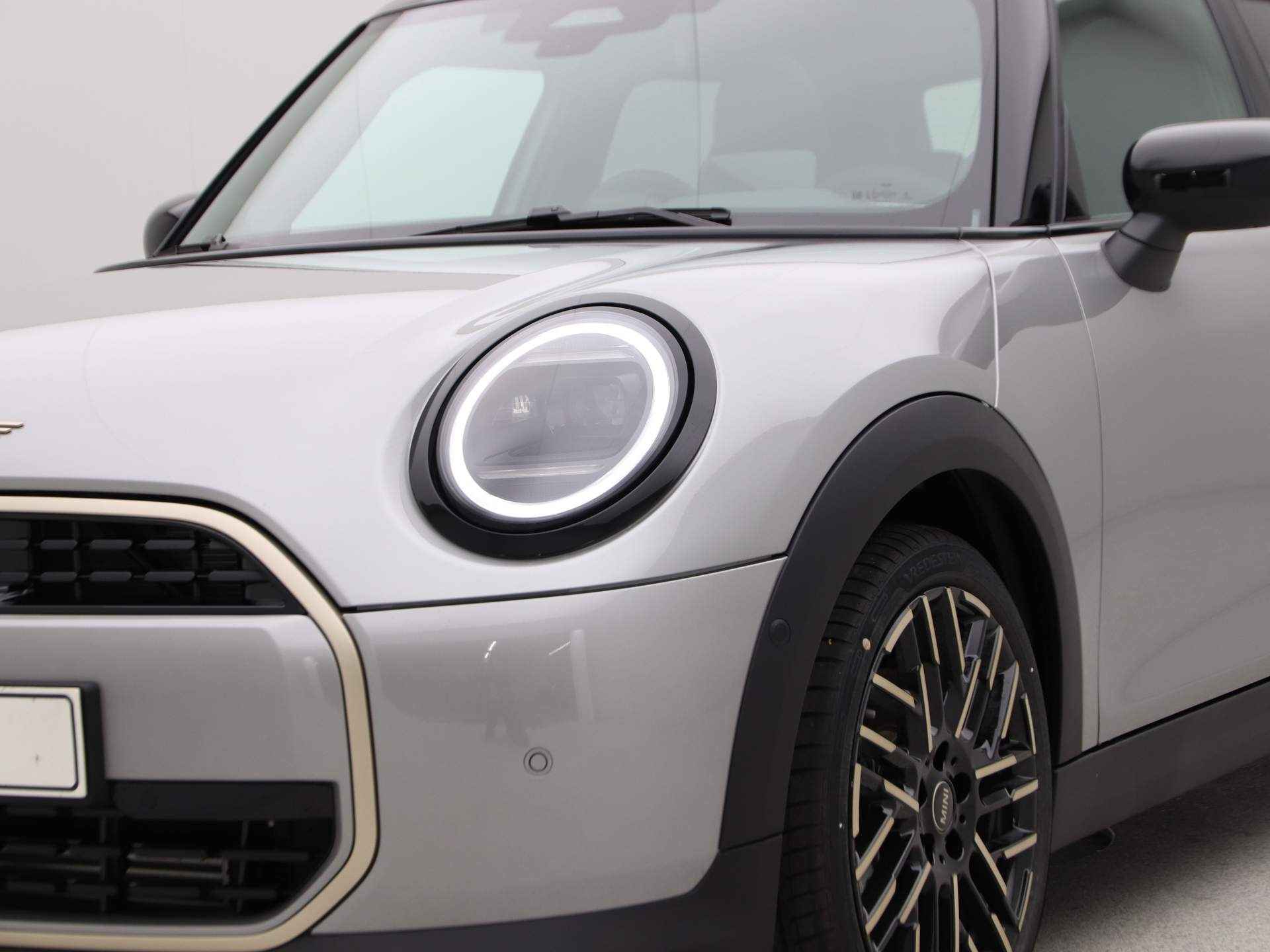 MINI Cooper 5-deurs C Favoured Pakket L PRIVATE LEASE EUR 596,- (48 mnd/10.000 km) - 19/23