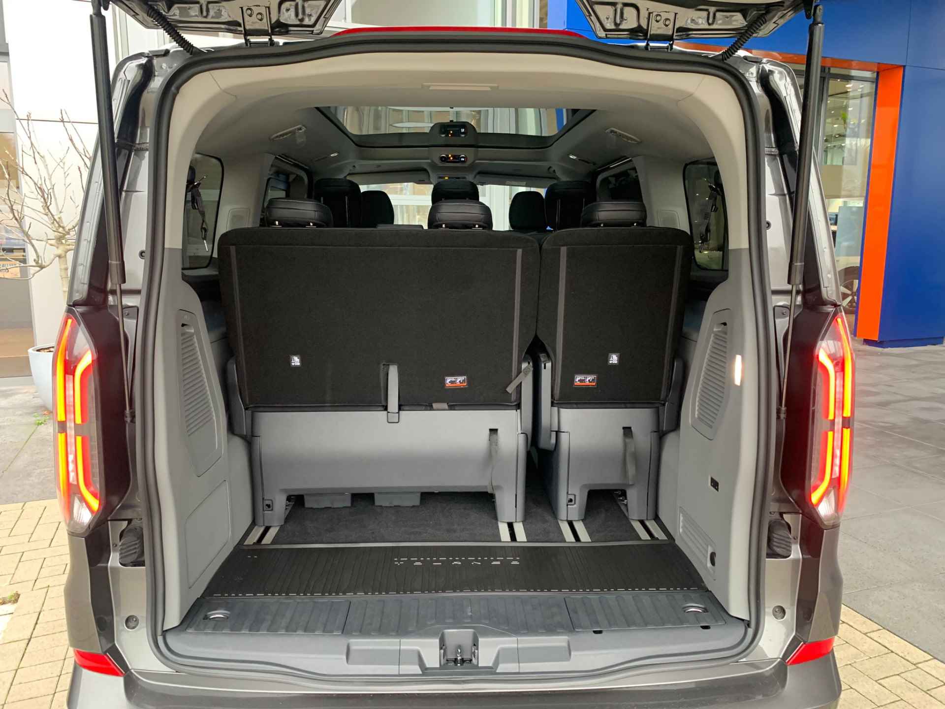 Ford Tourneo Custom PHEV 233PK L1 Sport | Geel kenteken | Incl. BPM & BTW | 8 Persoons | Panoramadak | Inklapbare trekhaak | 1.850kg trekgw. - 28/49