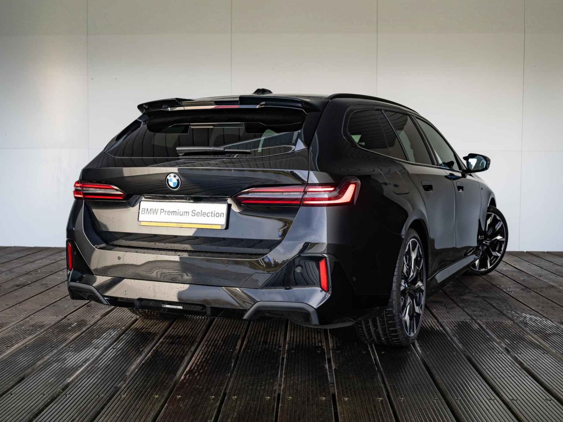 BMW i5 Touring eDrive40 M Sportpakket Pro | Travel Pack | Elektrische Trekhaak | Stoelventilatie | Bowers & Wilkins - 2/41