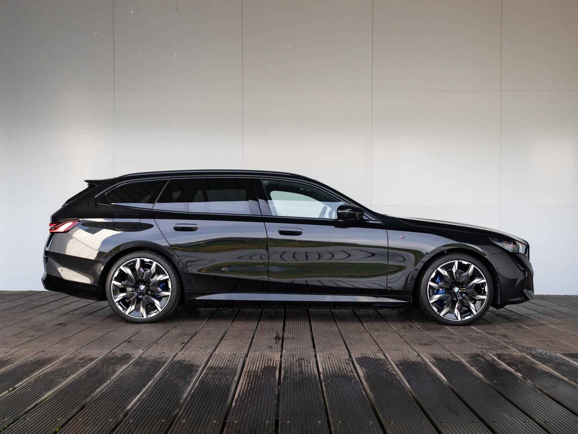 BMW i5 Touring eDrive40 M Sportpakket Pro | Travel Pack | Elektrische Trekhaak | Stoelventilatie | Bowers & Wilkins - 4/41