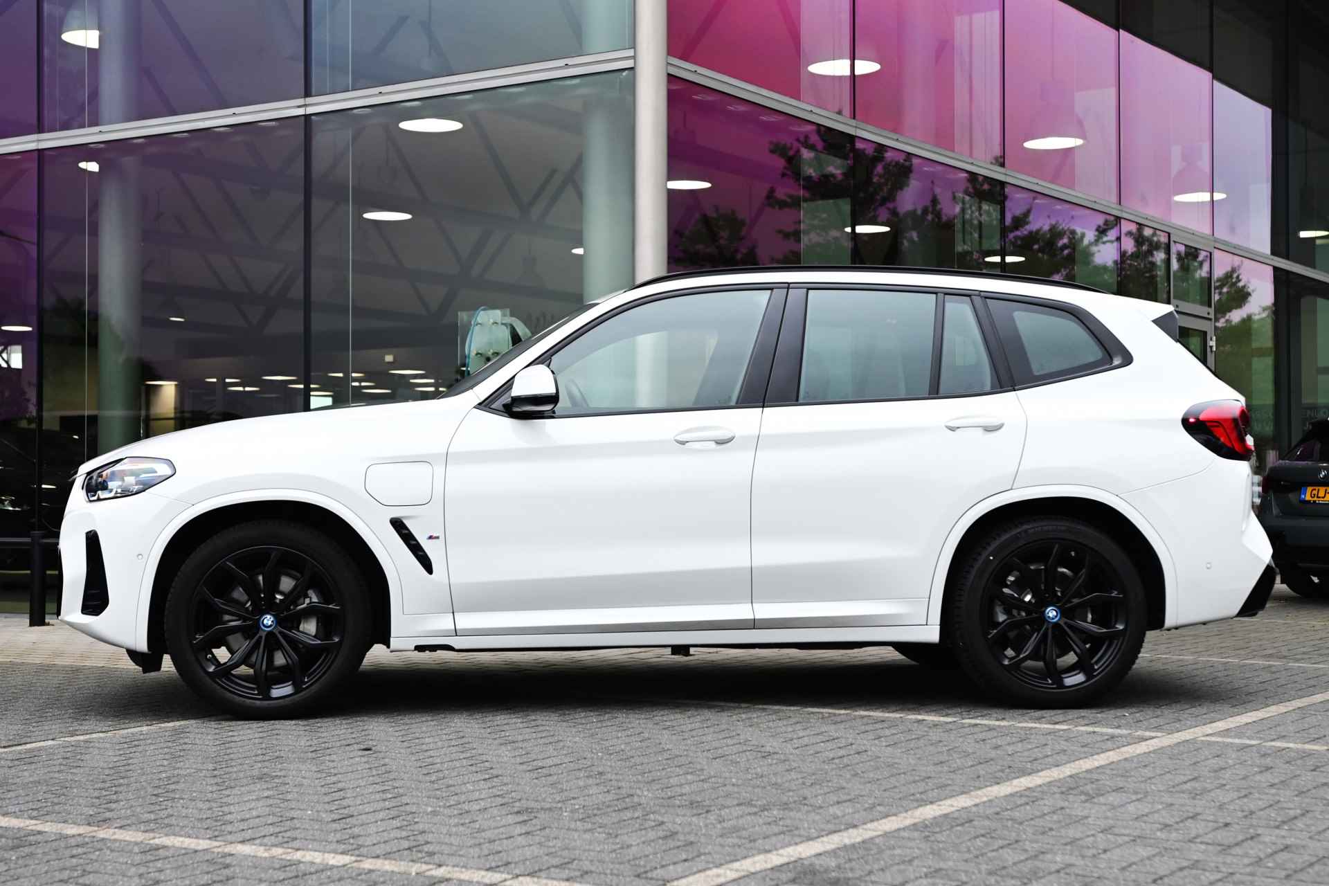 BMW X3 xDrive30e High Executive M Sport Automaat / Panoramadak / Trekhaak / LED / Sportstoelen / Stoelverwarming / Active Cruise Control / Live Cockpit Professional / Parking Assistant - 6/32