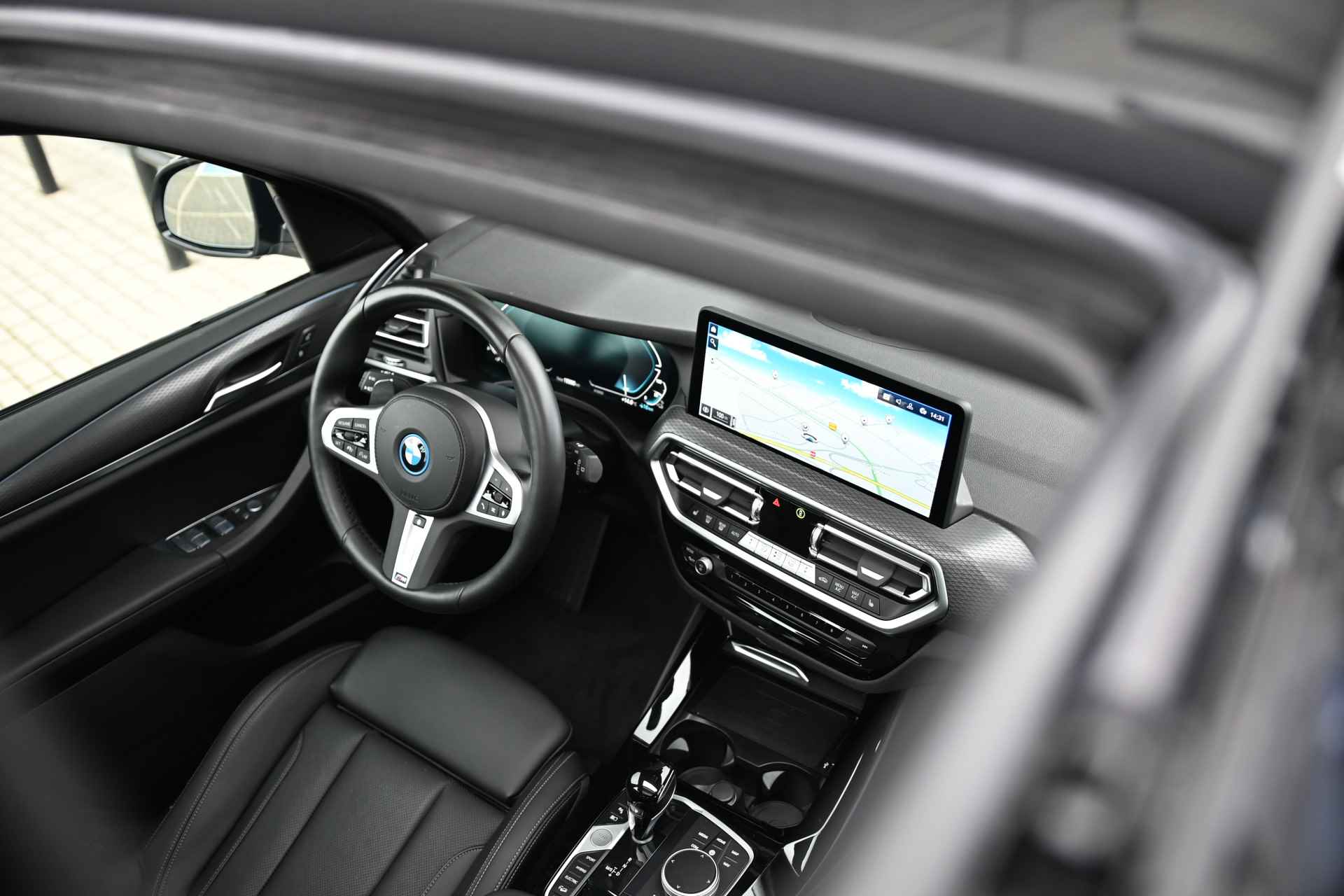 BMW X3 xDrive30e High Executive M Sport Automaat / Panoramadak / Trekhaak / LED / Sportstoelen / Stoelverwarming / Active Cruise Control / Live Cockpit Professional / Parking Assistant - 7/32