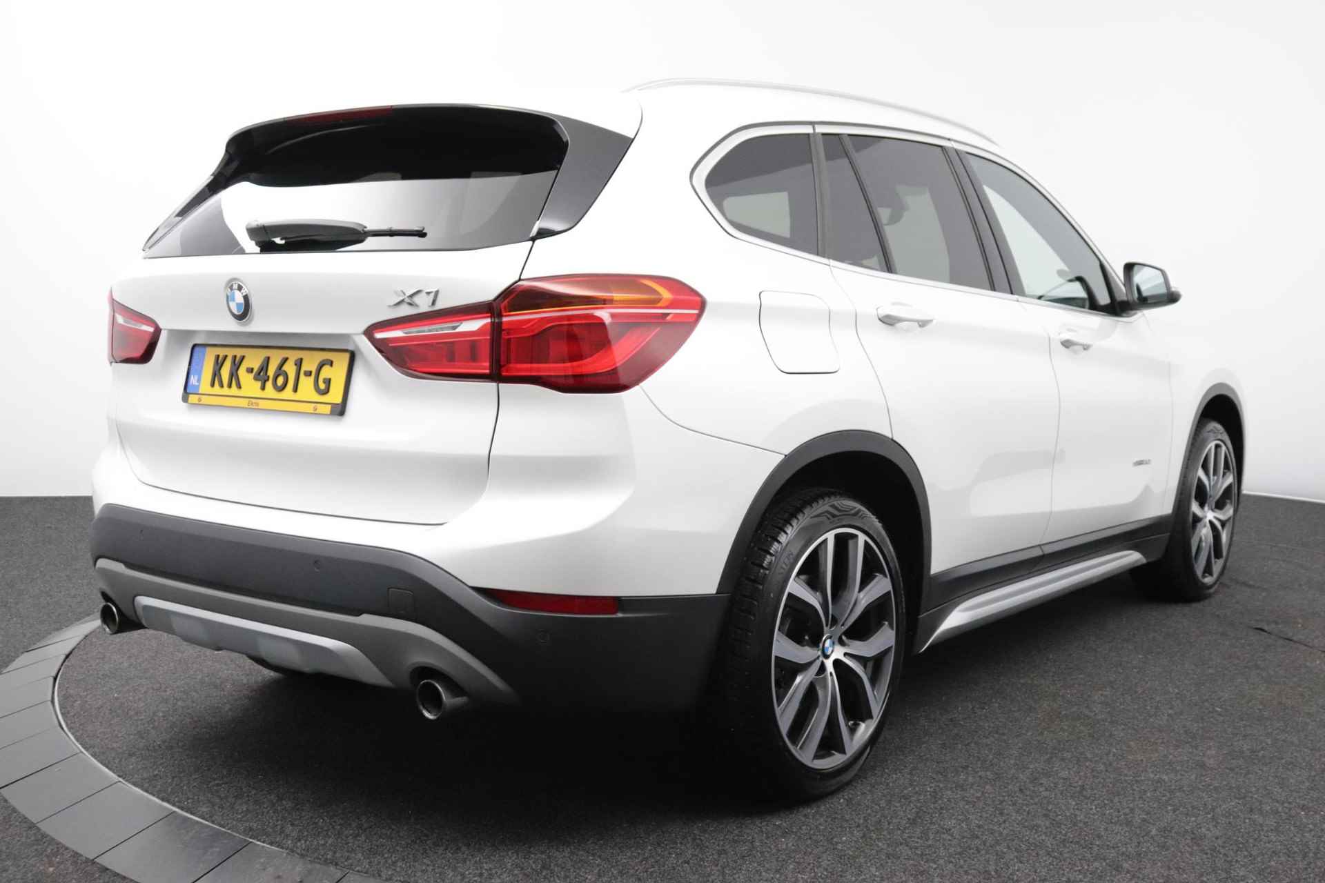 BMW X1 sDrive20i | 192PK | 1e Eigenaar| Dealeronderhouden|  Parel Wit Metallic| LED Koplampen| - 3/45