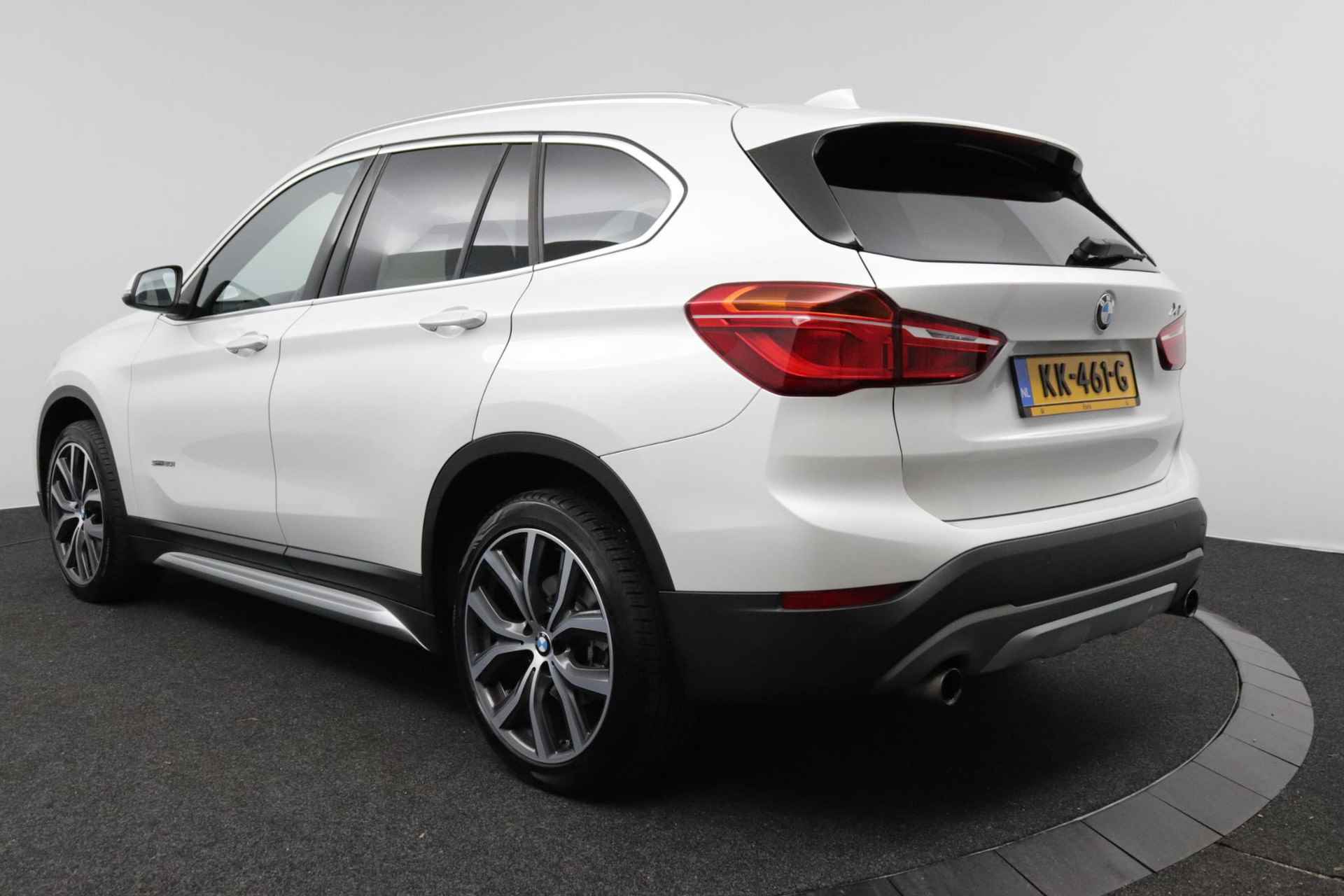 BMW X1 sDrive20i | 192PK | 1e Eigenaar| Dealeronderhouden|  Parel Wit Metallic| LED Koplampen| - 8/45