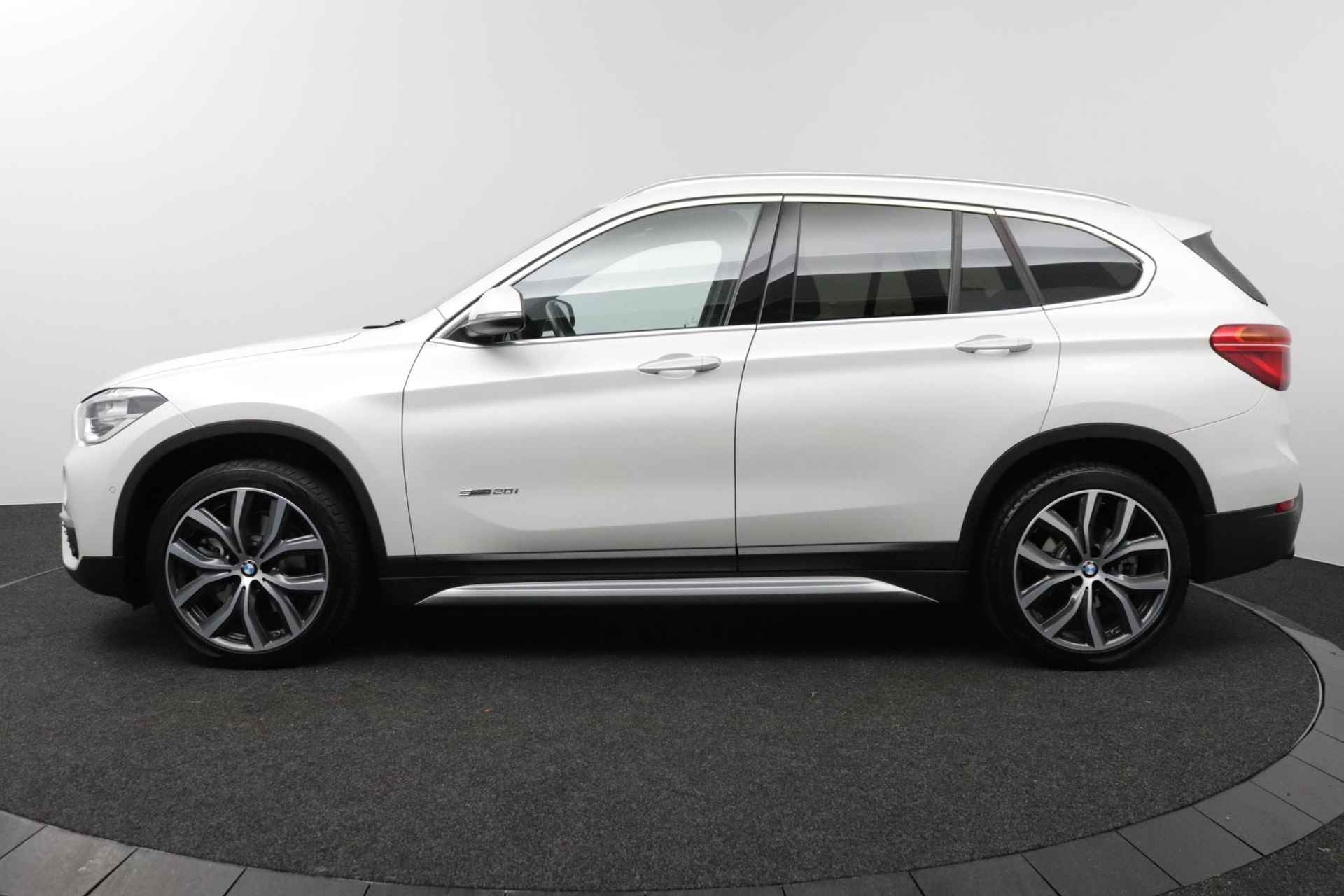 BMW X1 sDrive20i | 192PK | 1e Eigenaar| Dealeronderhouden|  Parel Wit Metallic| LED Koplampen| - 10/45