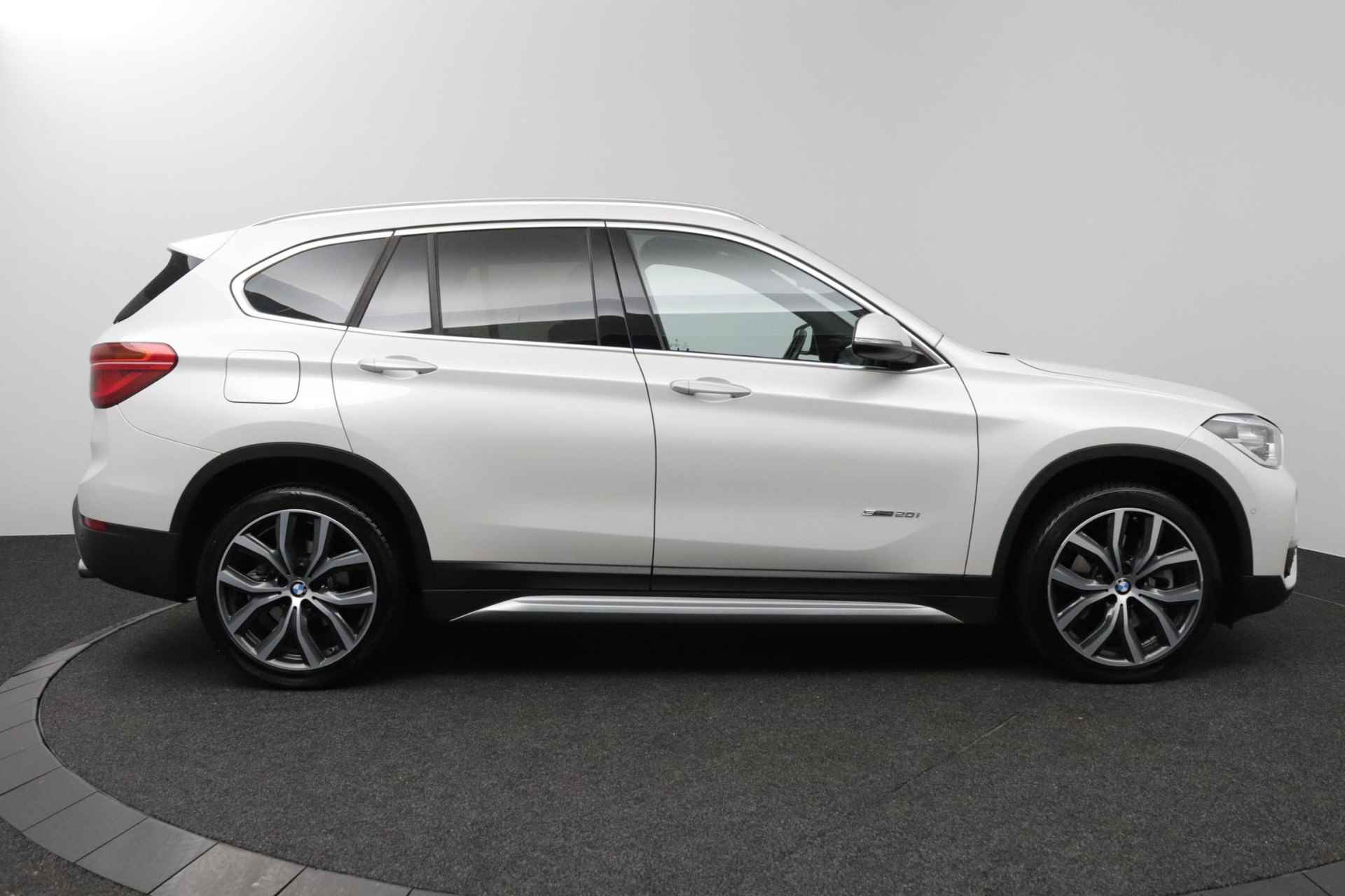 BMW X1 sDrive20i | 192PK | 1e Eigenaar| Dealeronderhouden|  Parel Wit Metallic| LED Koplampen| - 11/45