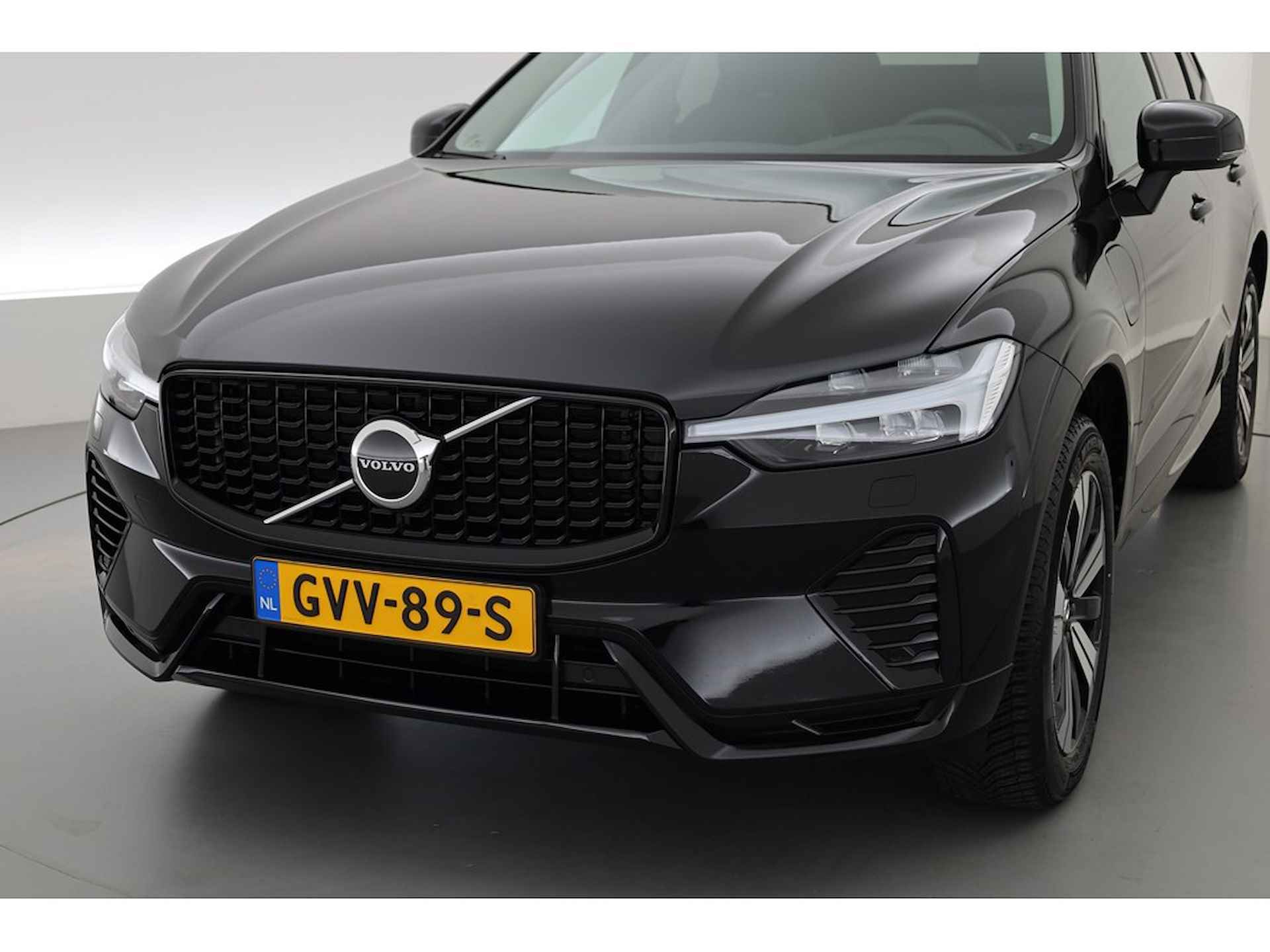 Volvo XC60 2.0 350PK T6 Plug-in hybrid AWD Plus Dark, Pano, Trekhaak, H&K Audio, stoel + stuurverw. - 2/34