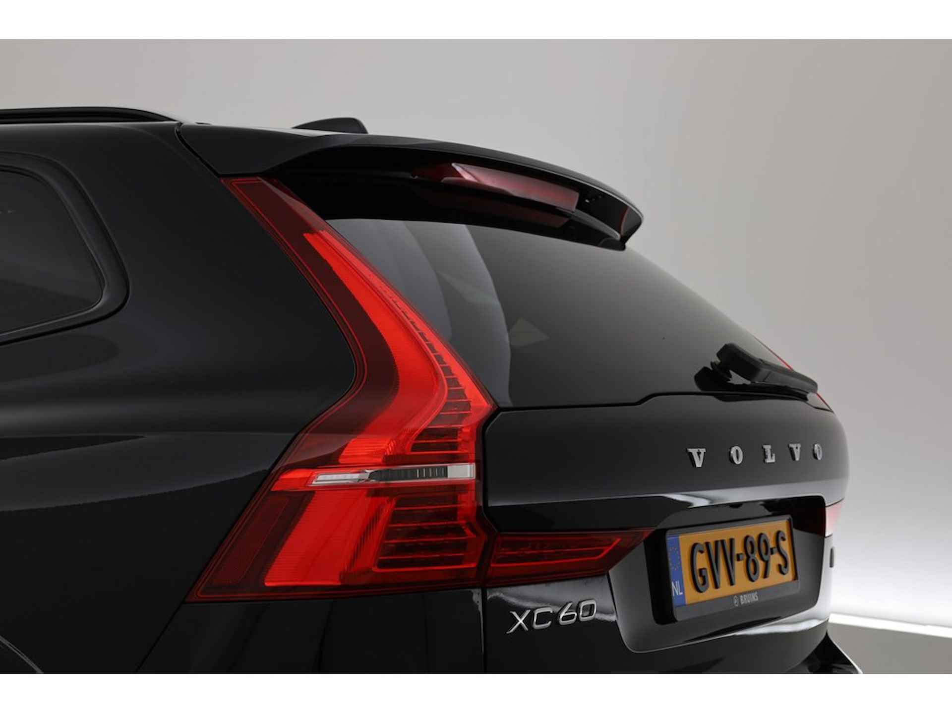 Volvo XC60 2.0 350PK T6 Plug-in hybrid AWD Plus Dark, Pano, Trekhaak, H&K Audio, stoel + stuurverw. - 31/34