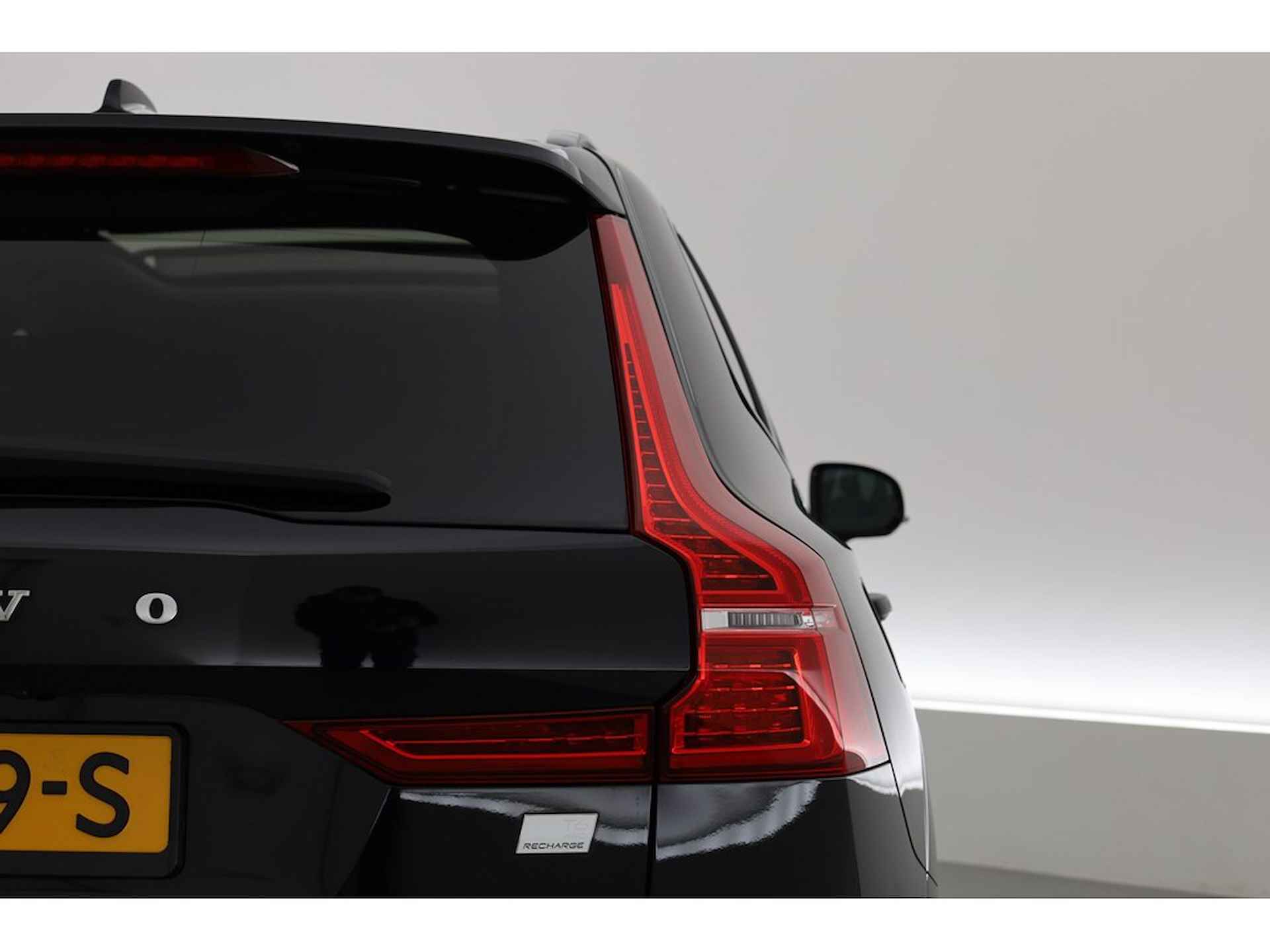 Volvo XC60 2.0 350PK T6 Plug-in hybrid AWD Plus Dark, Pano, Trekhaak, H&K Audio, stoel + stuurverw. - 32/34