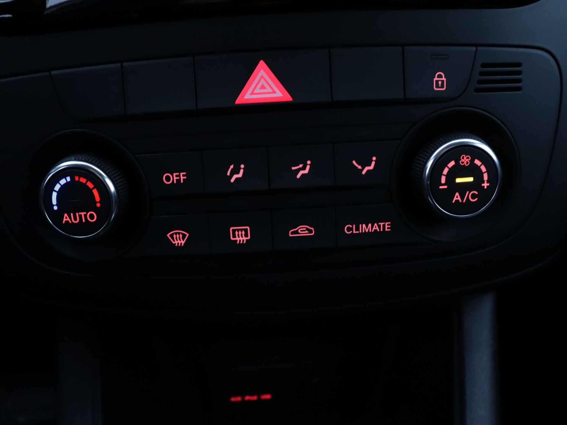 Kia Venga 1.6 CVVT First Edition Automaat | Navigatie | Achteruitrijcamera | Parkeersensoren | NL Auto | Inclusief 12 Maanden Bovag Garantie - 9/38