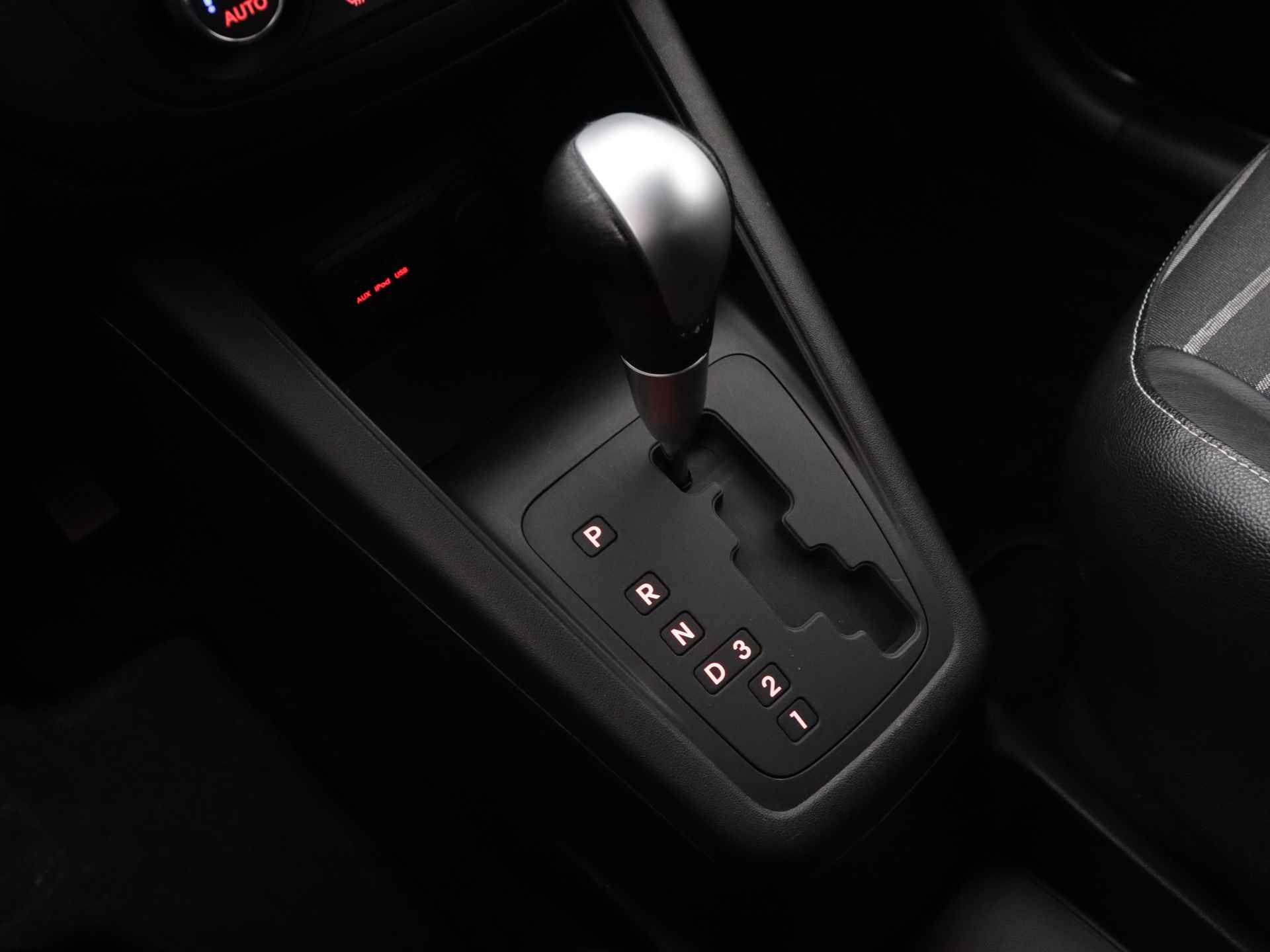 Kia Venga 1.6 CVVT First Edition Automaat | Navigatie | Achteruitrijcamera | Parkeersensoren | NL Auto | Inclusief 12 Maanden Bovag Garantie - 10/38