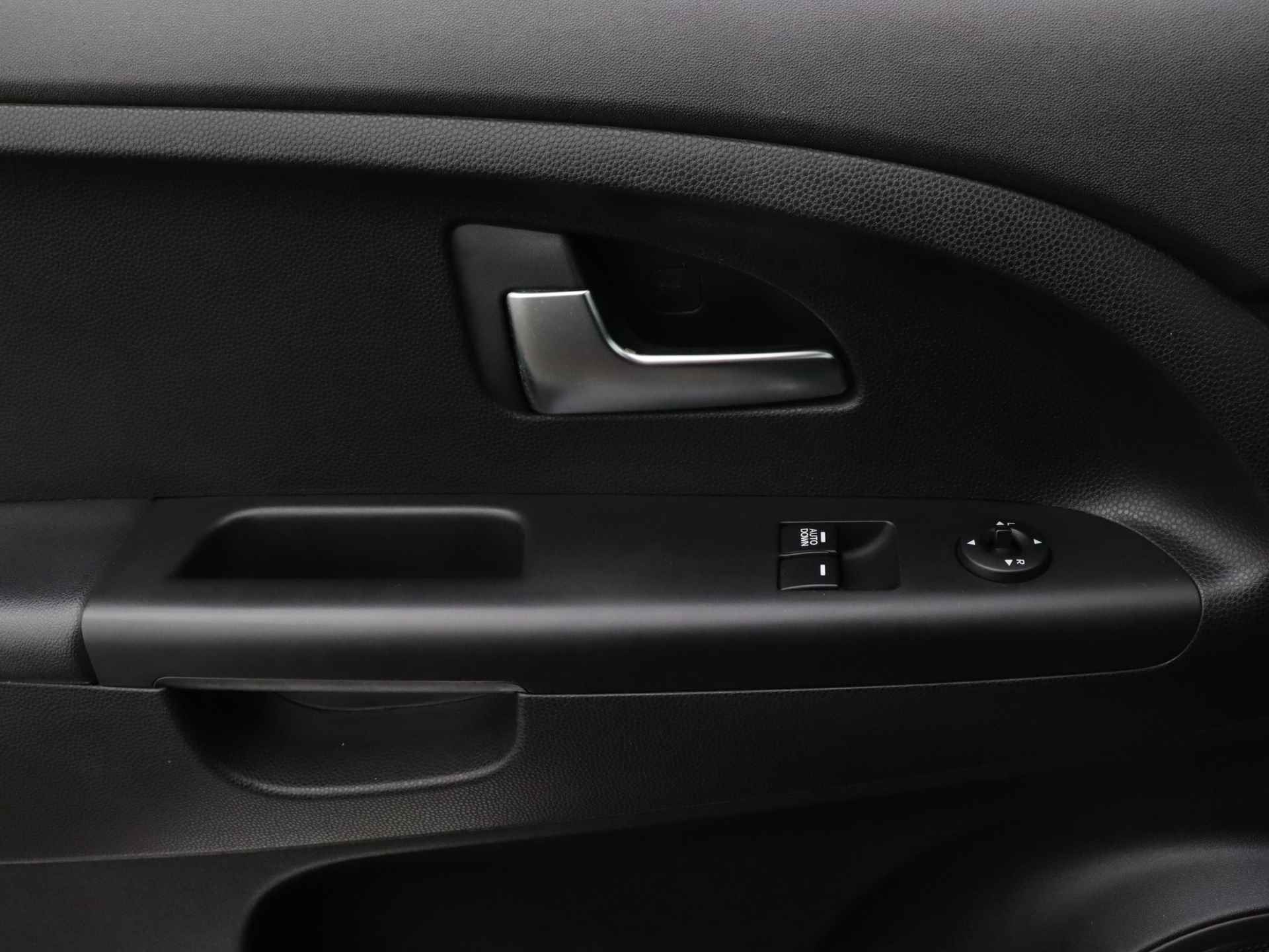 Kia Venga 1.6 CVVT First Edition Automaat | Navigatie | Achteruitrijcamera | Parkeersensoren | NL Auto | Inclusief 12 Maanden Bovag Garantie - 27/38